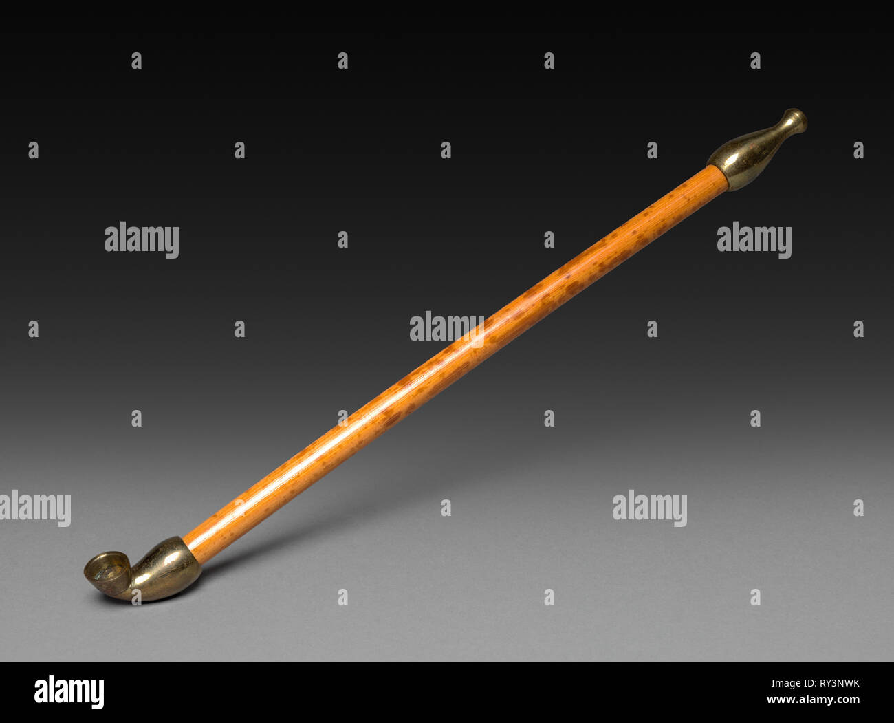 Pipe, années 1800, années 1900. Le Japon, 19e-20e siècle. Bambou et laiton ; total : 20,4 cm (8 1/16 po Banque D'Images