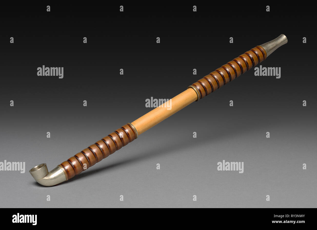 Pipe, fin des années 1800 des années 1900. Japon, fin 19e-20e siècle. Bambou, métal, argent/cuivre alliage de laiton, et ( ?) ; total : 24,5 cm (9 5/8 po Banque D'Images