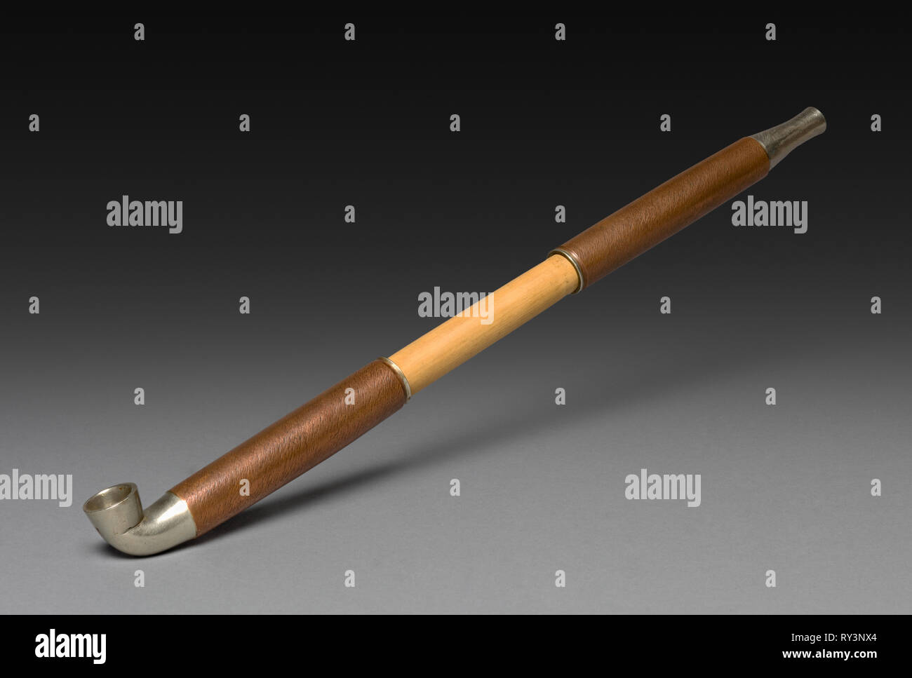 Pipe, années 1800, années 1900. Le Japon, 19e-20e siècle. Bambou et métal ; Total : 24 cm (9 7/16 po Banque D'Images