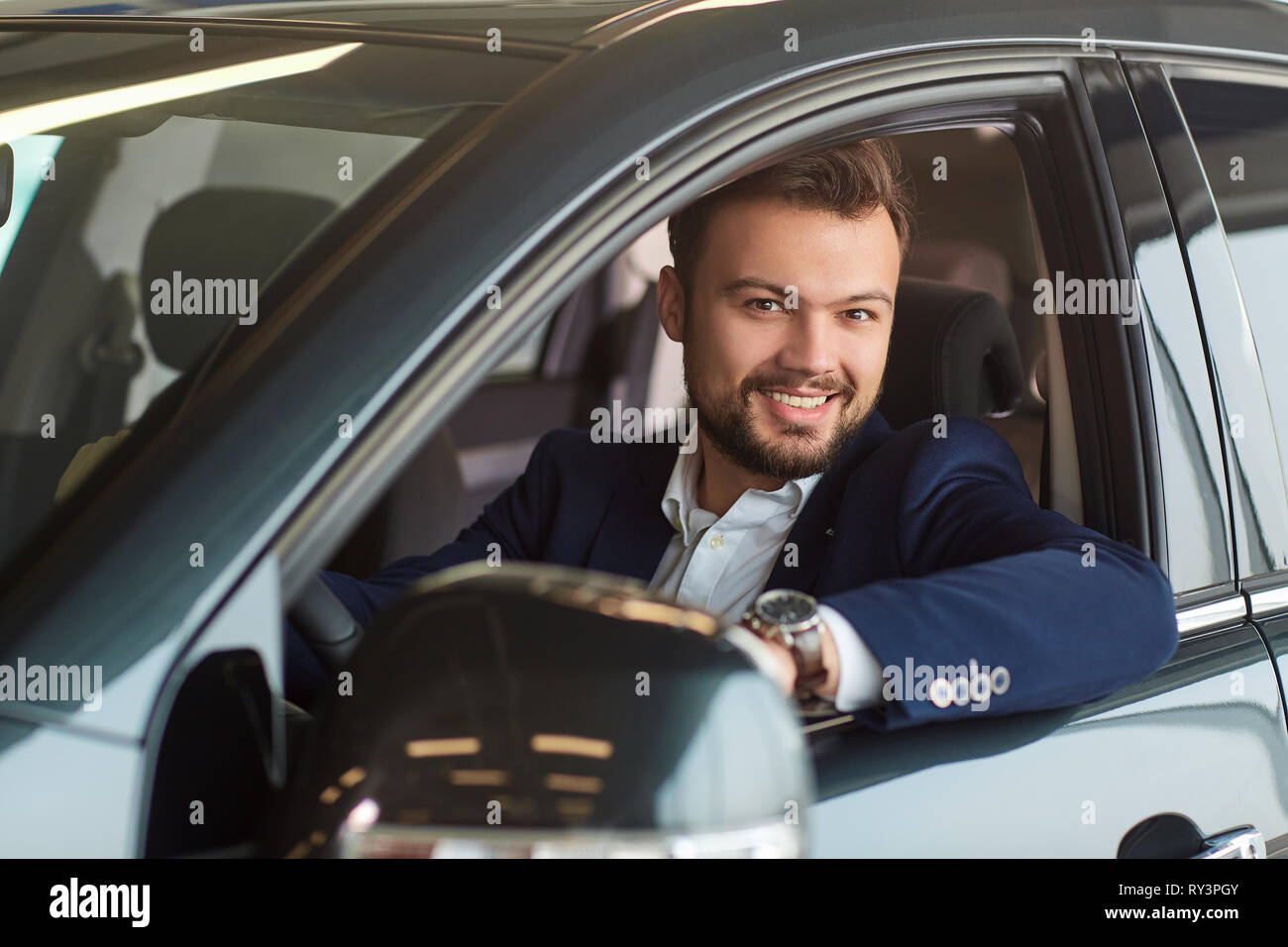 Conducteur souriant pour la voiture Banque D'Images