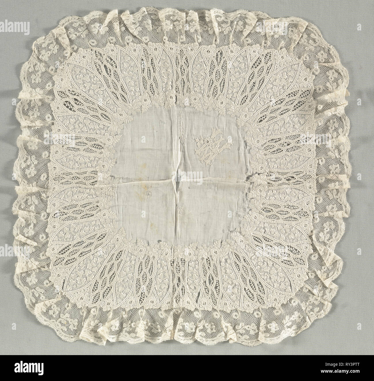 Mouchoir, années 1700. France, 18e siècle. La dentelle, broderie ; total : 42,6 x 42,6 cm (16 3/4 x 16 3/4 in Banque D'Images