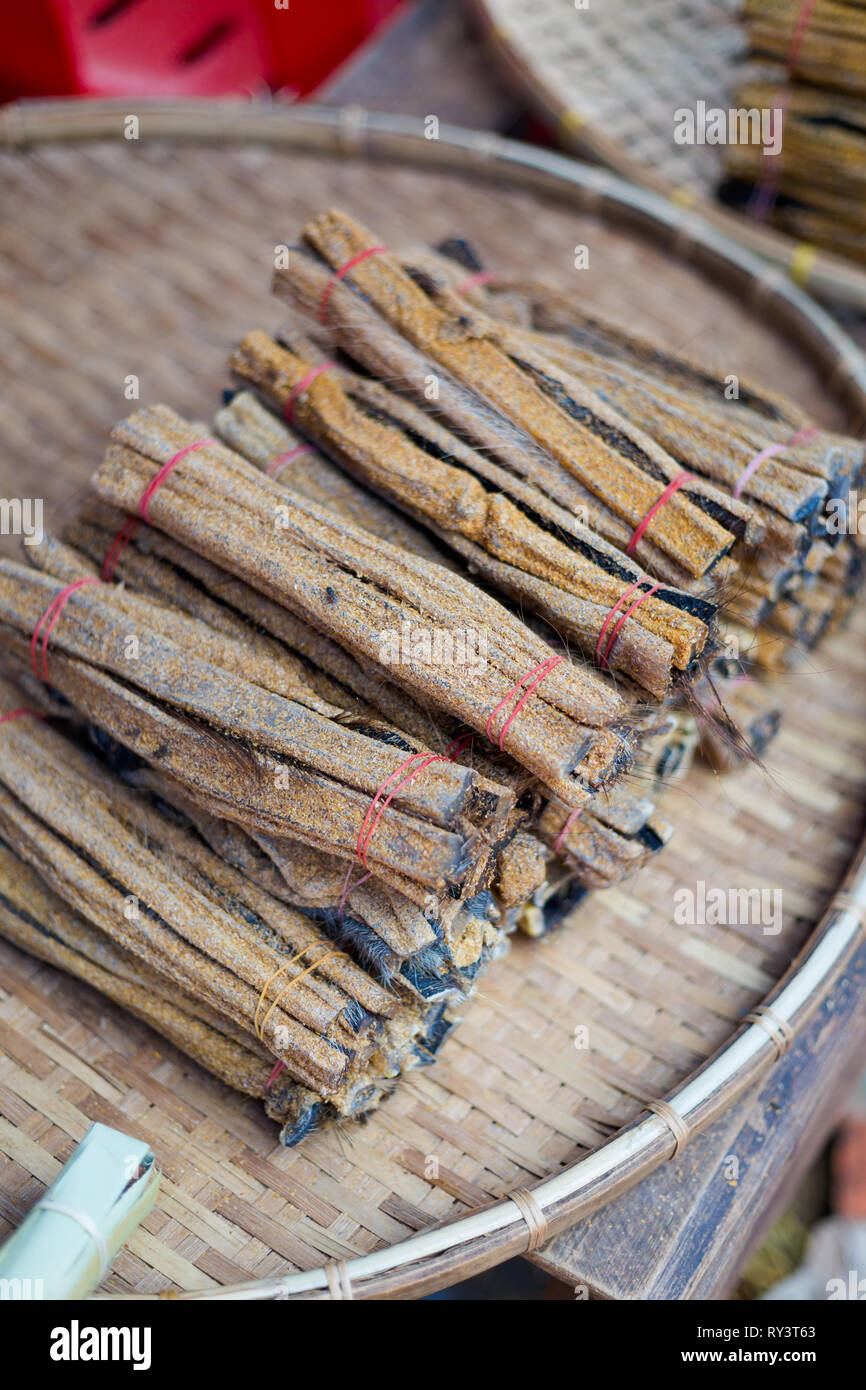 Peau de bison salées séchées lao des bâtons. La cuisine lao traditionnel ingrédients. Banque D'Images