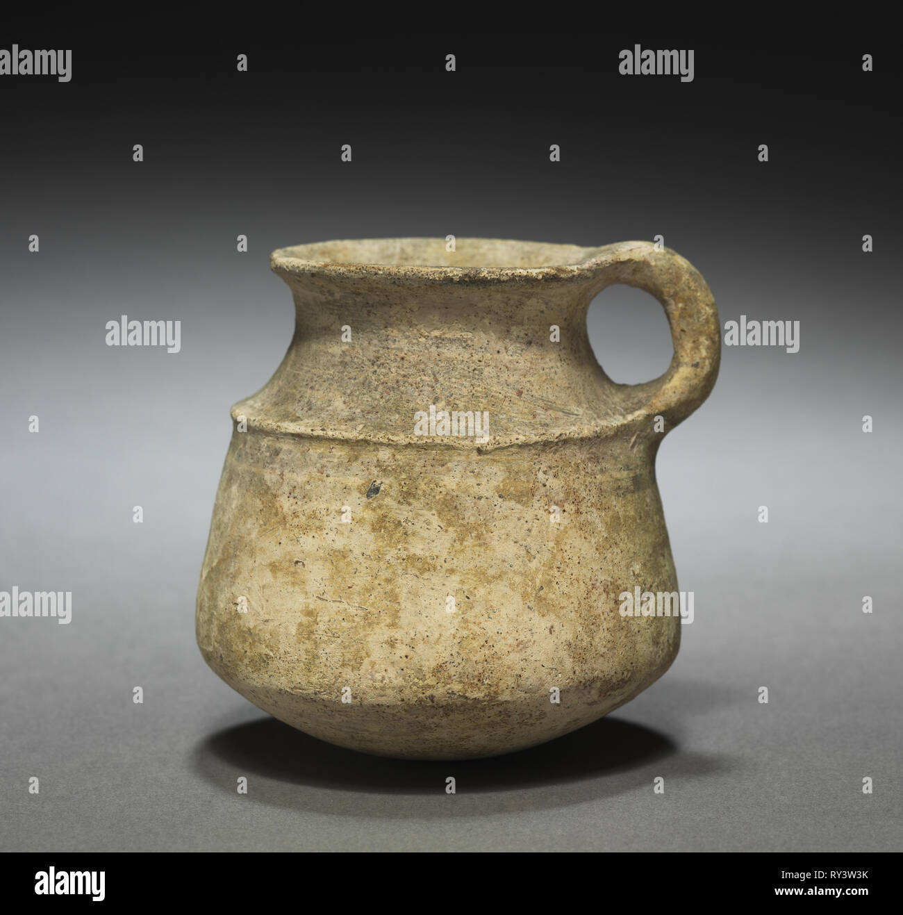 Pot, 3e et 2e millénaire av. L'Iran, Luristan ( ?), 3e et 2e millénaire av. Faïence ; diamètre de bouche : 5,6 cm (2 3/16 in.) ; total : 8,4 cm (3 5/16 in Banque D'Images