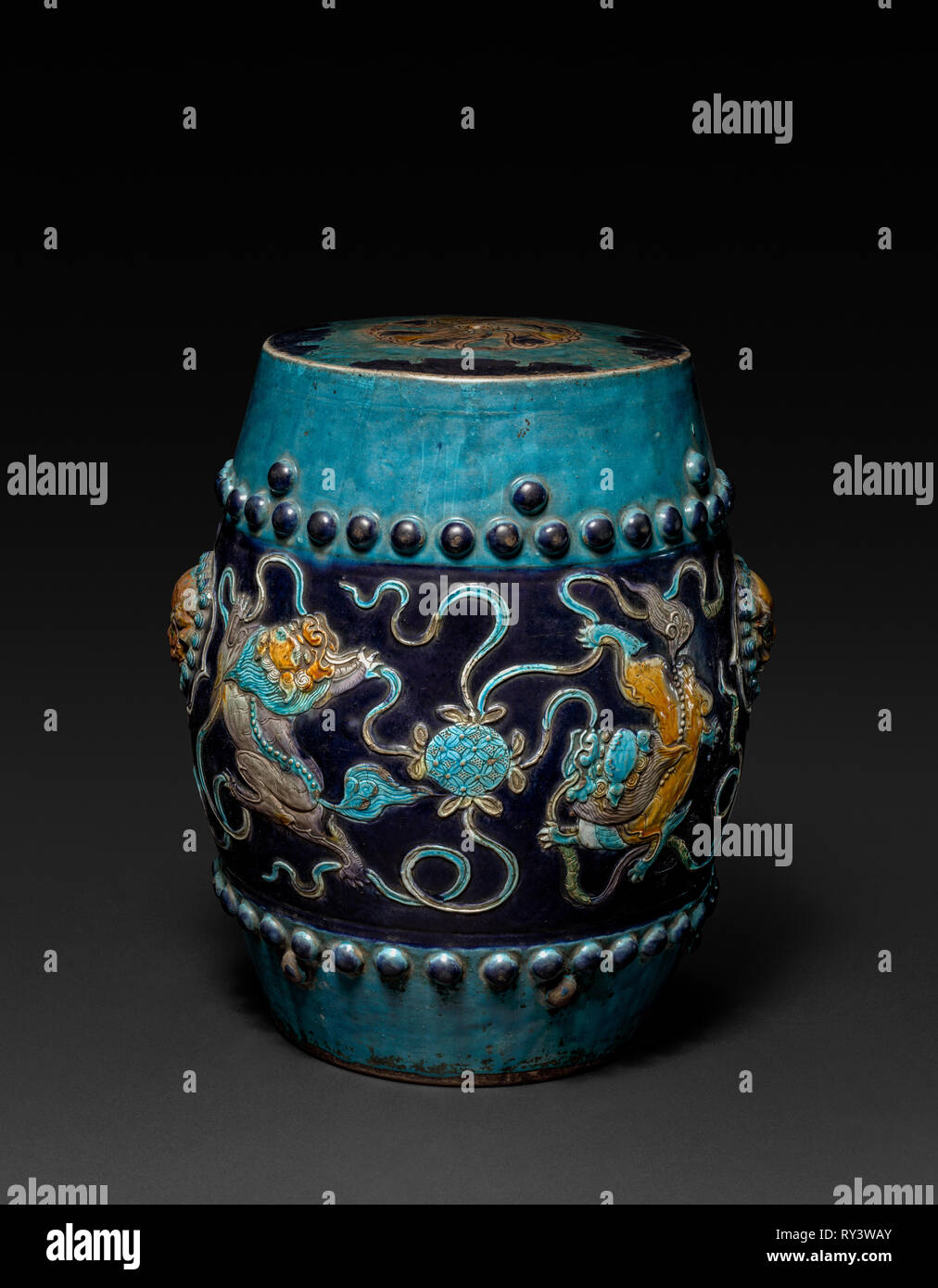 Fauteuil de jardin : Fahua Ware, 1368-1644. La Chine, la province de Jiangxi, dynastie Ming (1368-1644). Tasses ; Total : 40 cm (15 3/4 po) Banque D'Images