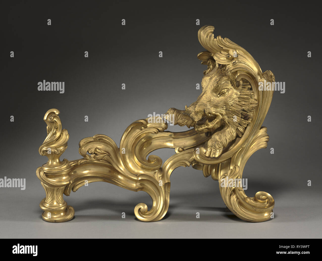 Paire De Chenets Chenets 1752 Jacques Caffieri Francais 1678 1755 Bronze Dore Total 44 2 X 54 6 X 14 Cm 17 3 8 X 21 1 2 X 5 1 2 Po Photo Stock Alamy