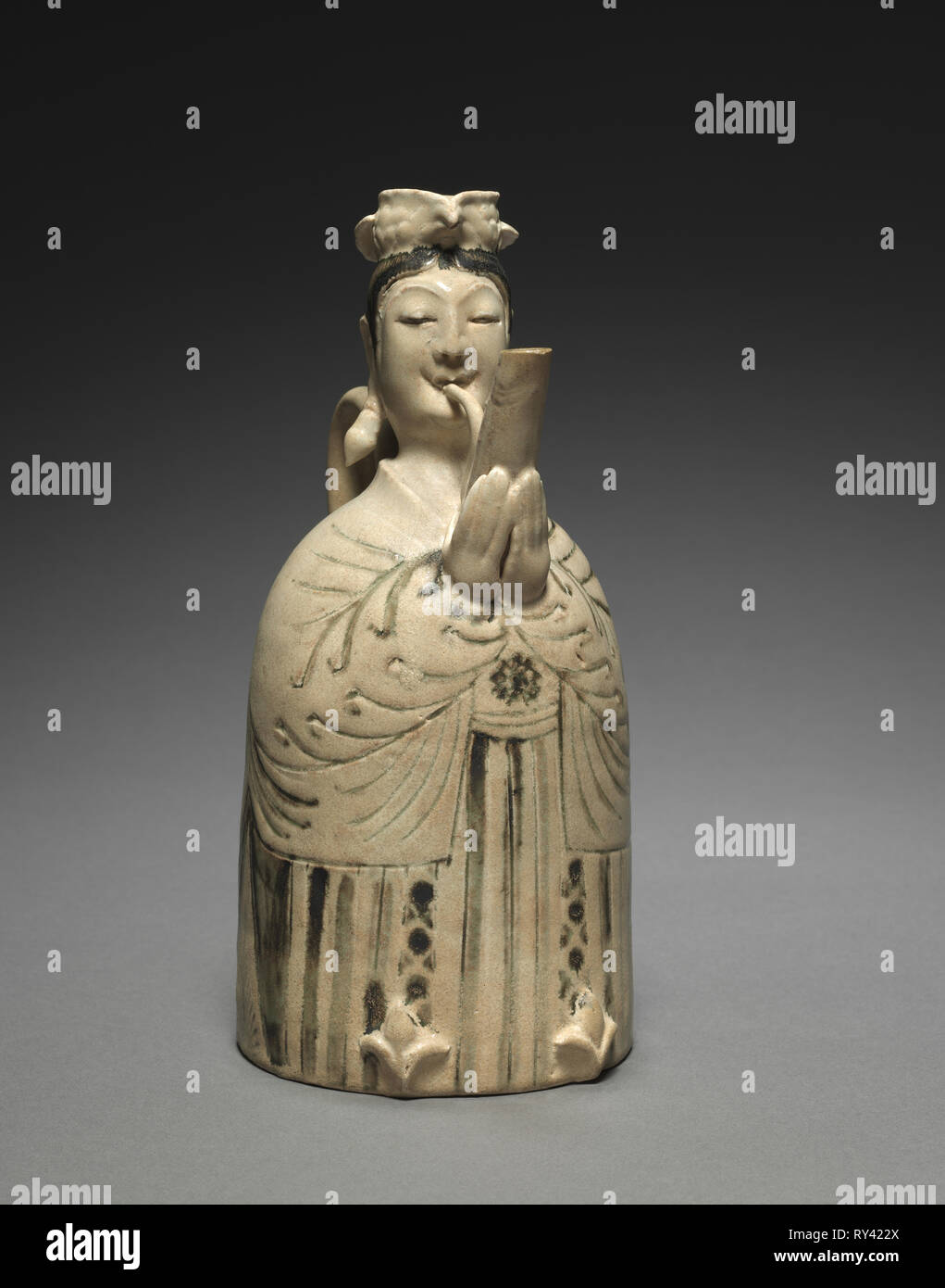 Ewer sous la forme d'un Player Sheng, 11ème siècle. Chine, dynastie Liao (916-1125). Vitrage, grès chamois avec revêtement sous glaçure et peinture ; total : 21,2 cm (8 3/8 in. Banque D'Images