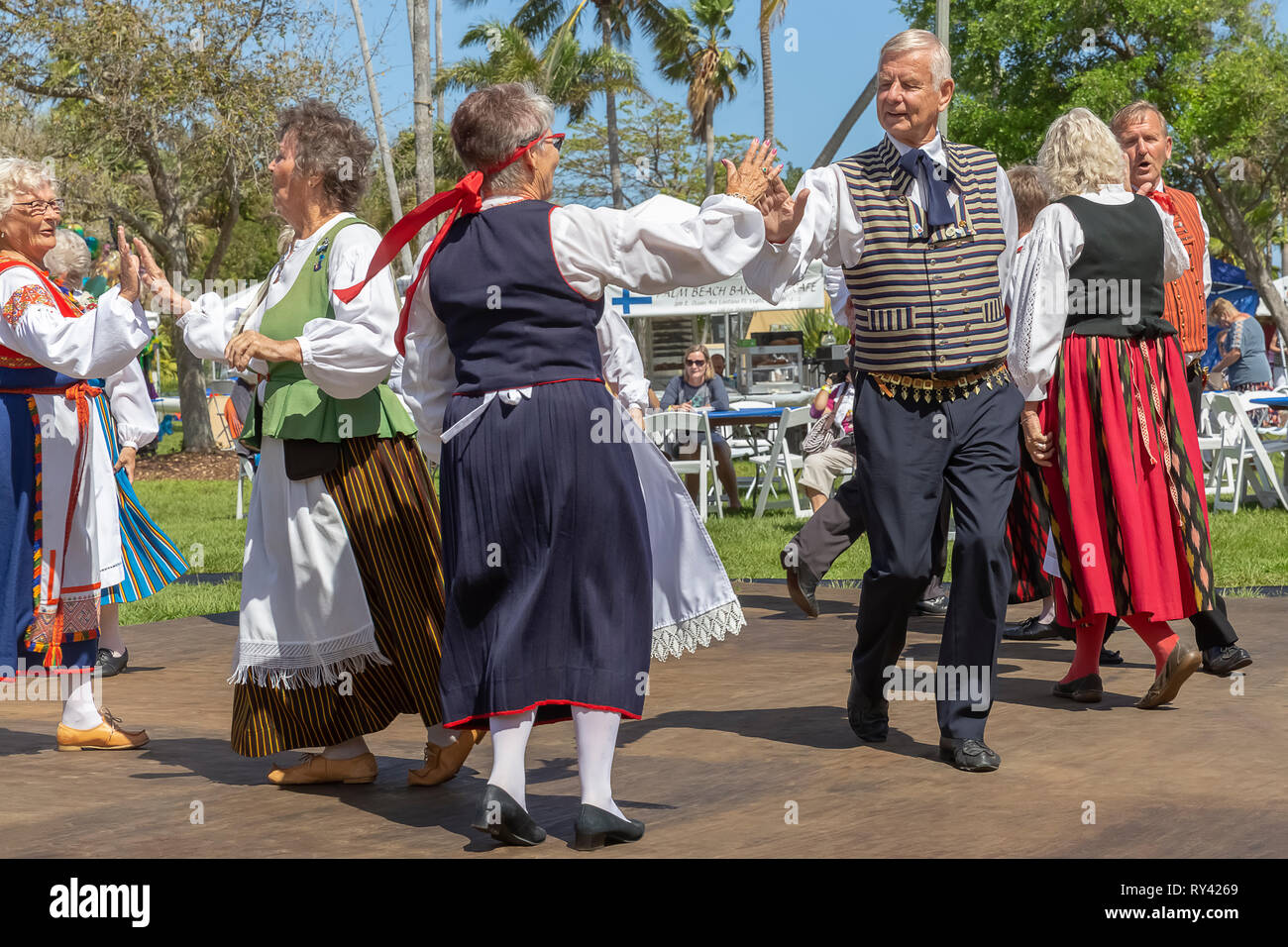 Lake Worth, Floride, États-Unis 3 mars 2019, Soleil de Minuit,​ festival célébrant la culture finlandaise. Les couples tourner les uns les autres en dansant. Banque D'Images