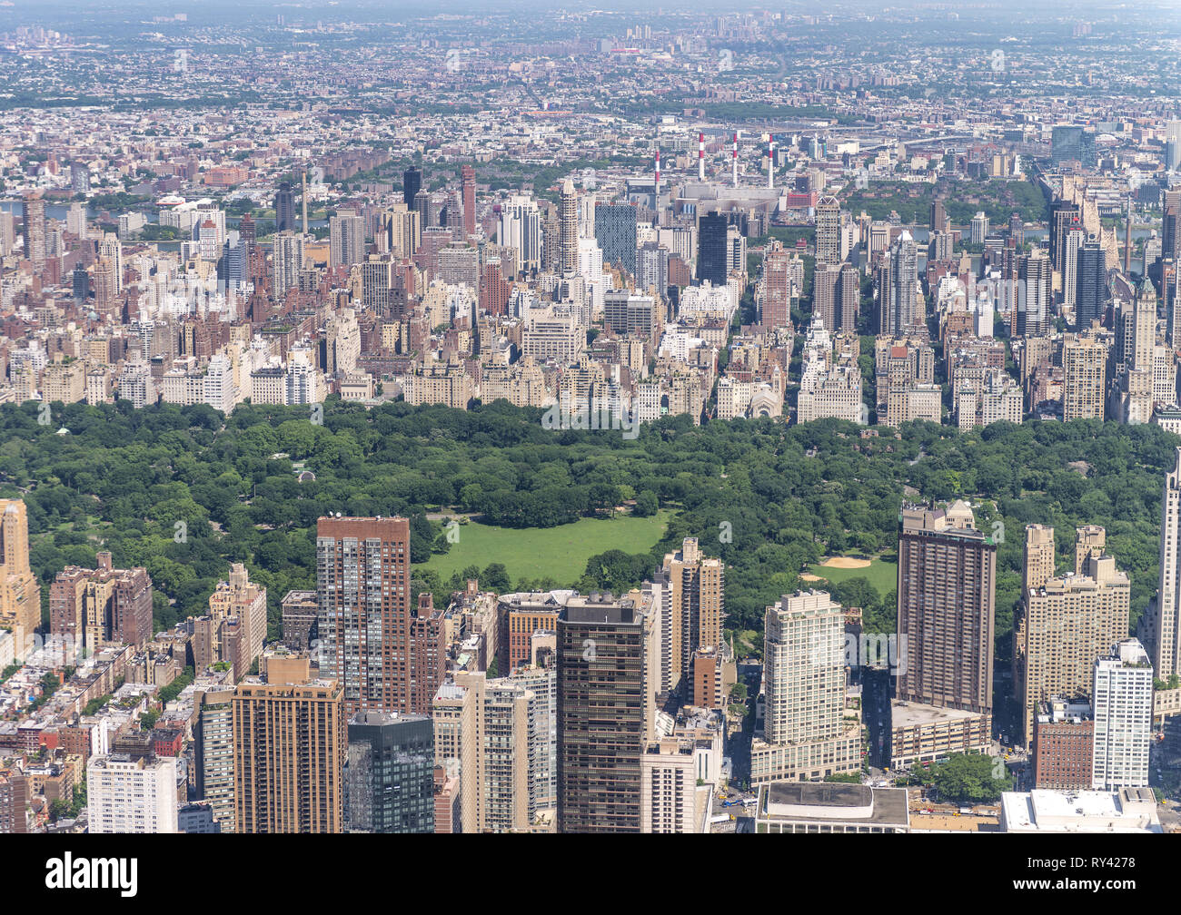 Manhattan et Central Park à partir de l'hélicoptère sur un après-midi ensoleillé, New York City Banque D'Images