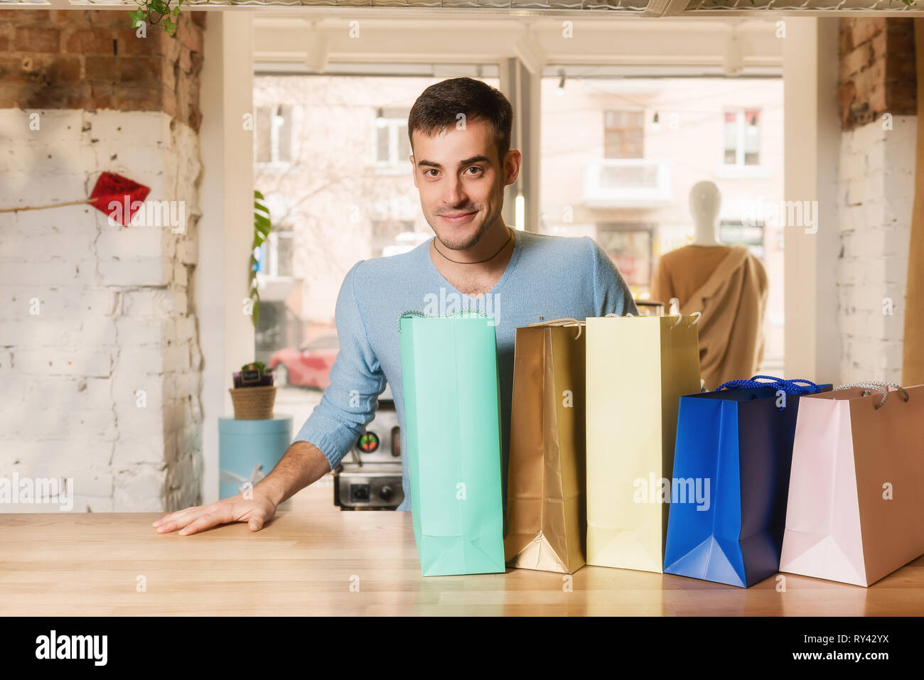 Portrait of young clothes shop vendeur en magasin. Banque D'Images