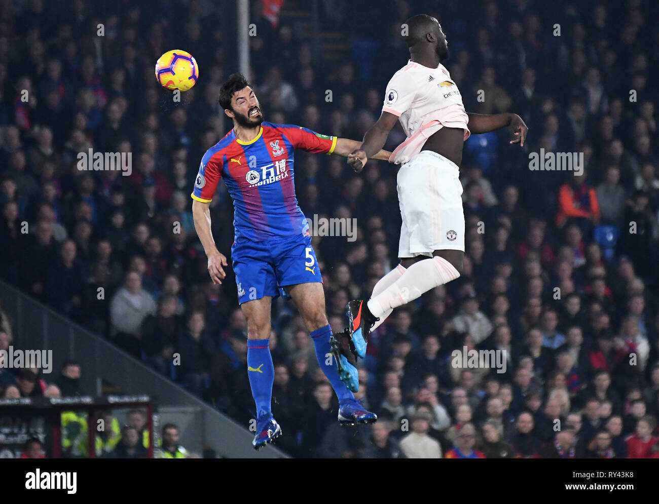 Londres, ANGLETERRE - 27 février 2019 : James Tomkins et Romelo Lukaku de Palace de Manchester en photo au cours de la Premier League 2018/19 match entre Crystal Palace FC et Manchester United à Selhurst Park. Banque D'Images