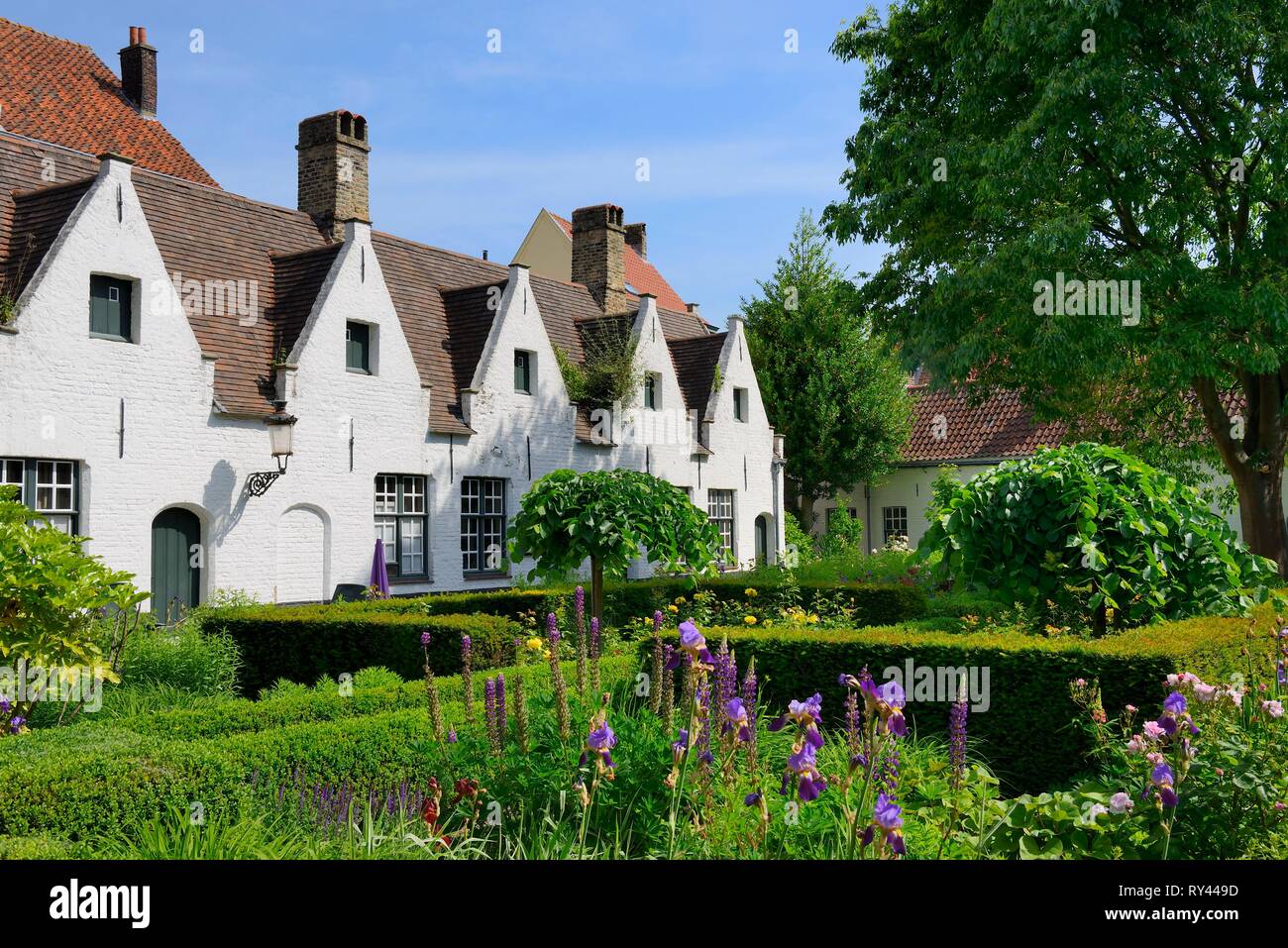 Belgique, Flandre occidentale, Bruges, centre historique classé au Patrimoine Mondial de l'UNESCO, l'Hospice ou la maison de Dieu De Meulenaere (1613) Dieu a fait don de maisons Maisons pour les pauvres ou les personnes autrement dans le besoin comme les veuves, et ont été financés par les riches, depuis le début du Moyen-Âge. Aujourd'hui, ces maisons sont financées par le gouvernement, ministère des services sociaux. Banque D'Images
