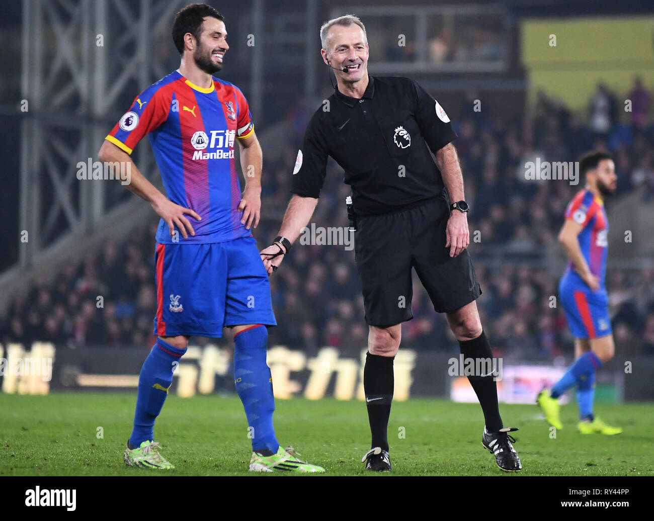 Londres, ANGLETERRE - 27 février 2019 : Luka Milivojevic du Palace et de l'arbitre anglais Martin Atkinson photographié au cours de la Premier League 2018/19 match entre Crystal Palace FC et Manchester United à Selhurst Park. Banque D'Images