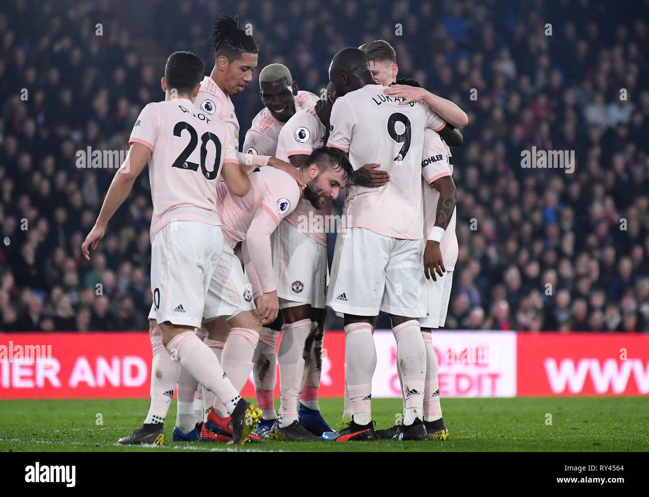 Londres, ANGLETERRE - 27 février 2019 : Romelo Lukaku de Manchester célèbre avec Paul Pogba de Manchester, Luke Shaw de Manchester après il a marqué un but lors de la Premier League 2018/19 match entre Crystal Palace FC et Manchester United à Selhurst Park. Banque D'Images