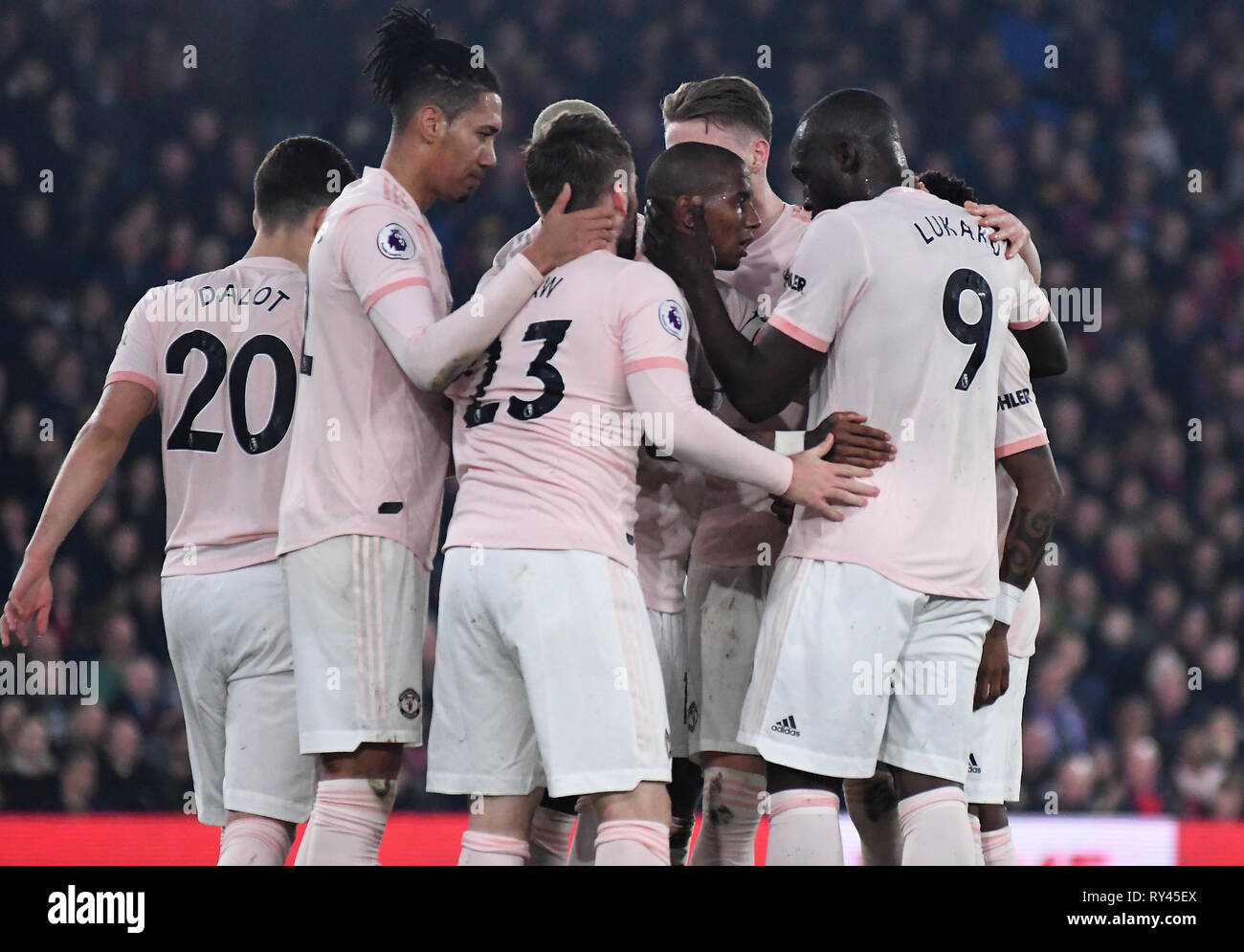 Londres, ANGLETERRE - 27 février 2019 : Romelo Lukaku de Manchester célèbre avec Ashley Young de Manchester après il a marqué un but lors de la Premier League 2018/19 match entre Crystal Palace FC et Manchester United à Selhurst Park. Banque D'Images