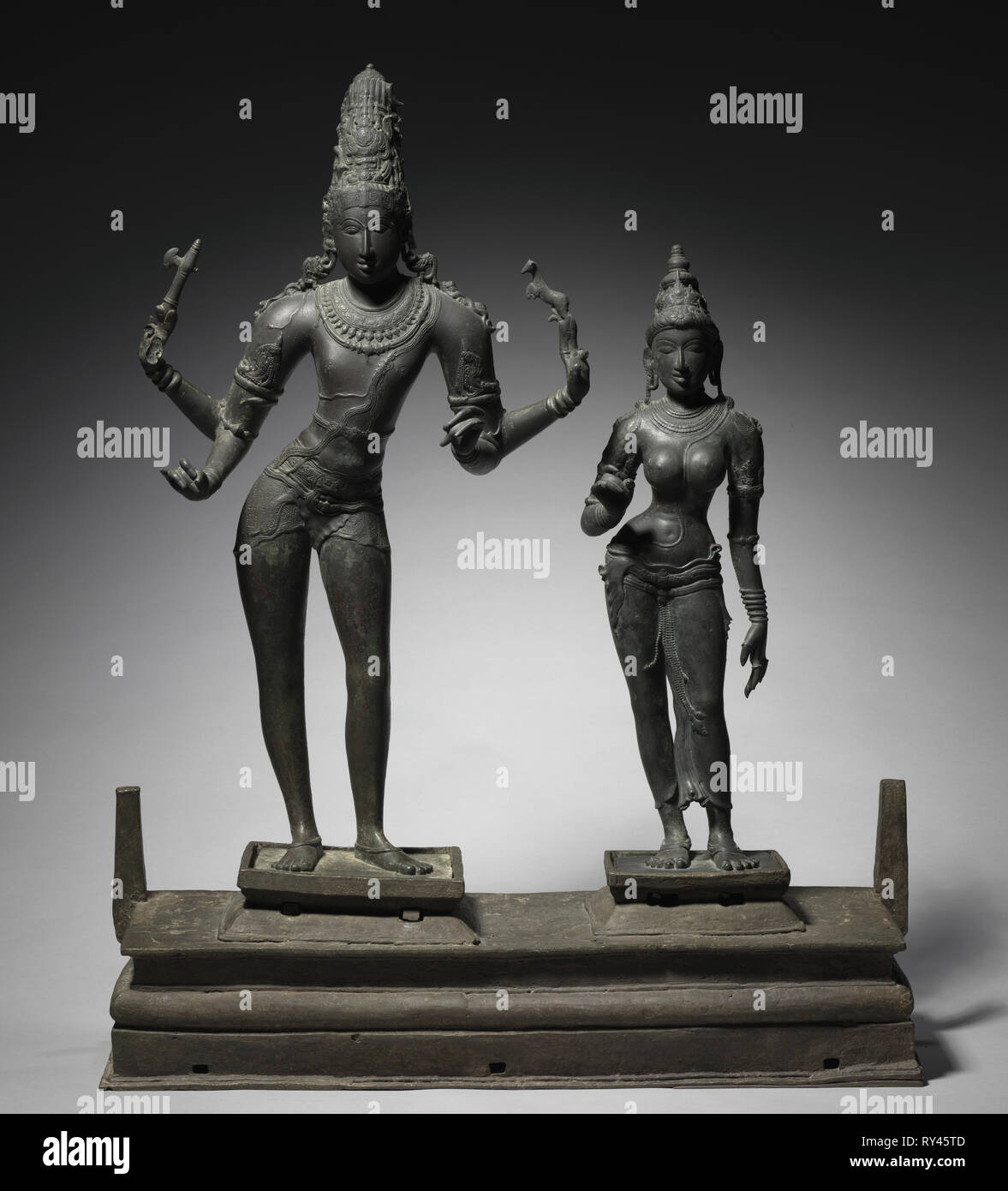 Shiva et Parvati, ch. 950-960. L'Inde du Sud, Tamil Nadu, période Chola (900-13e siècle). Bronze ; base : 21,6 x 79,5 x 24,9 cm (8 1/2 x 31 5/16 x 9 13/16 in.) ; partie 1 : 81,9 x 48,7 cm (32 1/4 x 19 3/16 po.) ; partie 2 : 65,1 x 16,5 cm (25 5/8 x 6 1/2 po Banque D'Images