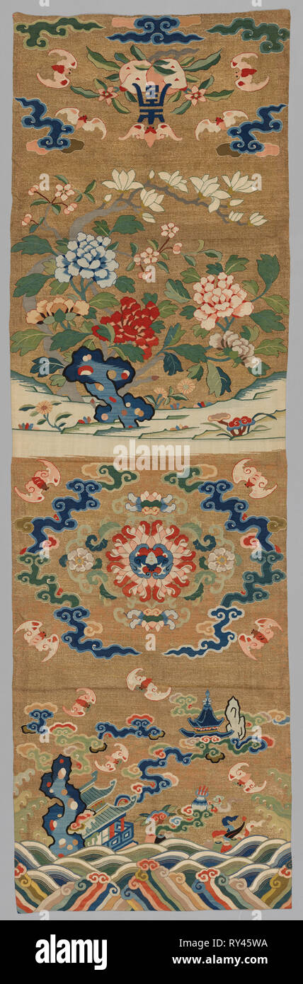 La pendaison, 1700s-1800s. La Chine, de la dynastie Qing (1644-1911). Tissage de la tapisserie, se joint à fente ; la soie et l'or filé ; total : 165,7 x 51,4 cm (65 1/4 x 20 1/4 in Banque D'Images
