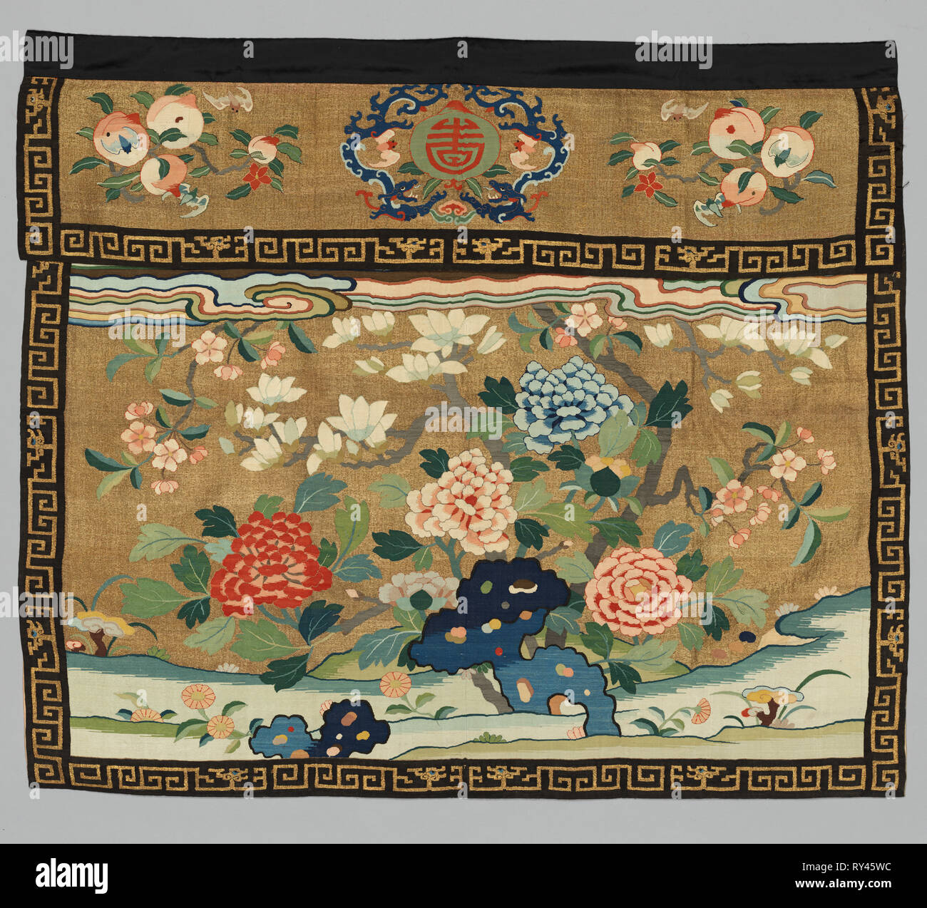 Tableau accroché, 1700s - 1800s. La Chine, de la dynastie Qing (1644-1912). Tissage de la tapisserie, se joint à fente ; la soie et l'or filé ; total : 88,3 x 102,2 cm (34 3/4 x 40 1/4 in Banque D'Images