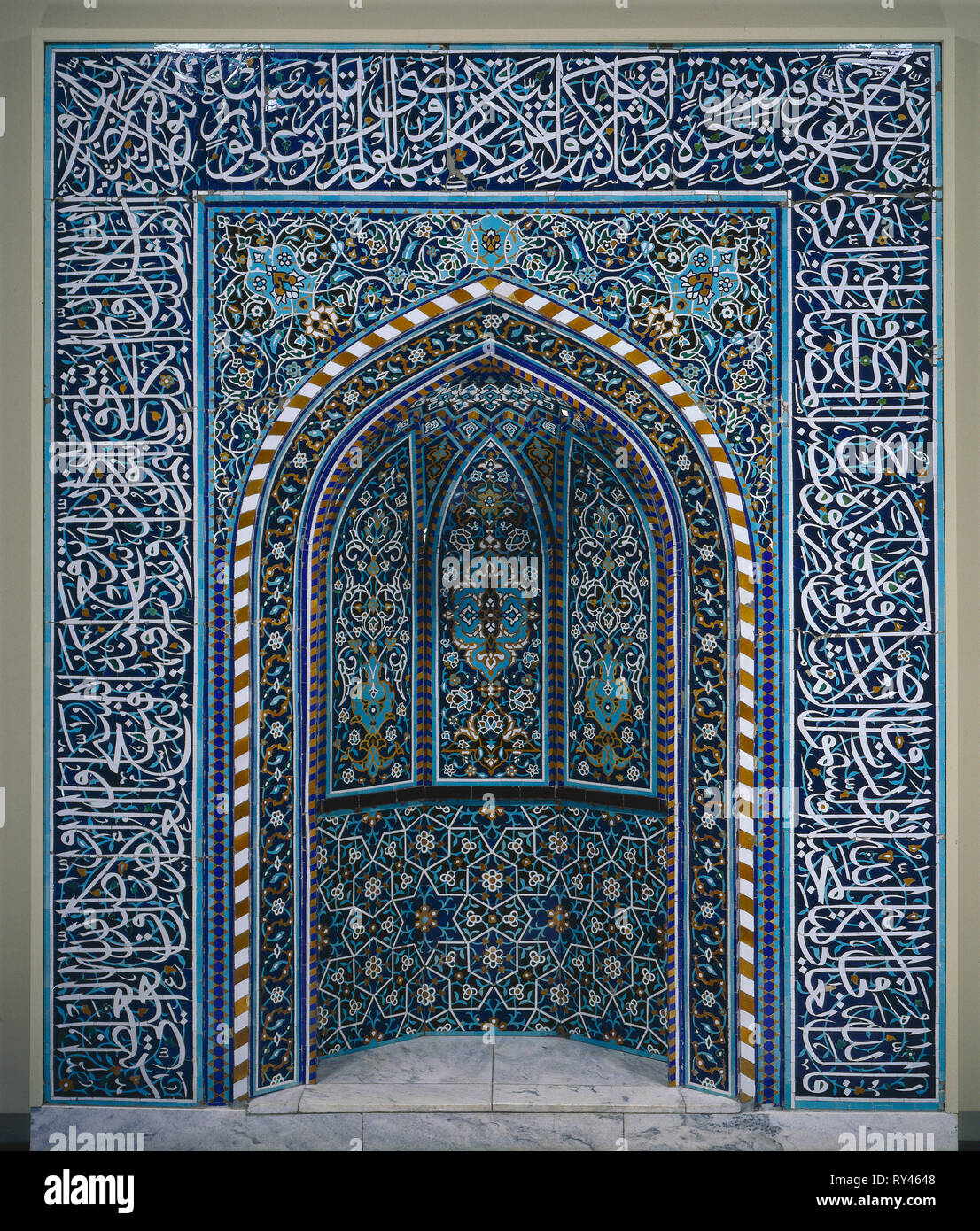 La prière (niche mihrab), au début des années 1600. Iran, Ispahan. Mosaïque en céramique ; mihrab : 290,7 x 245,3 cm (114 x 96 7/16 9/16 in.) ; x 1563.5 frise : 69,2 cm (27 1/4 x 9/16 in 615 Banque D'Images