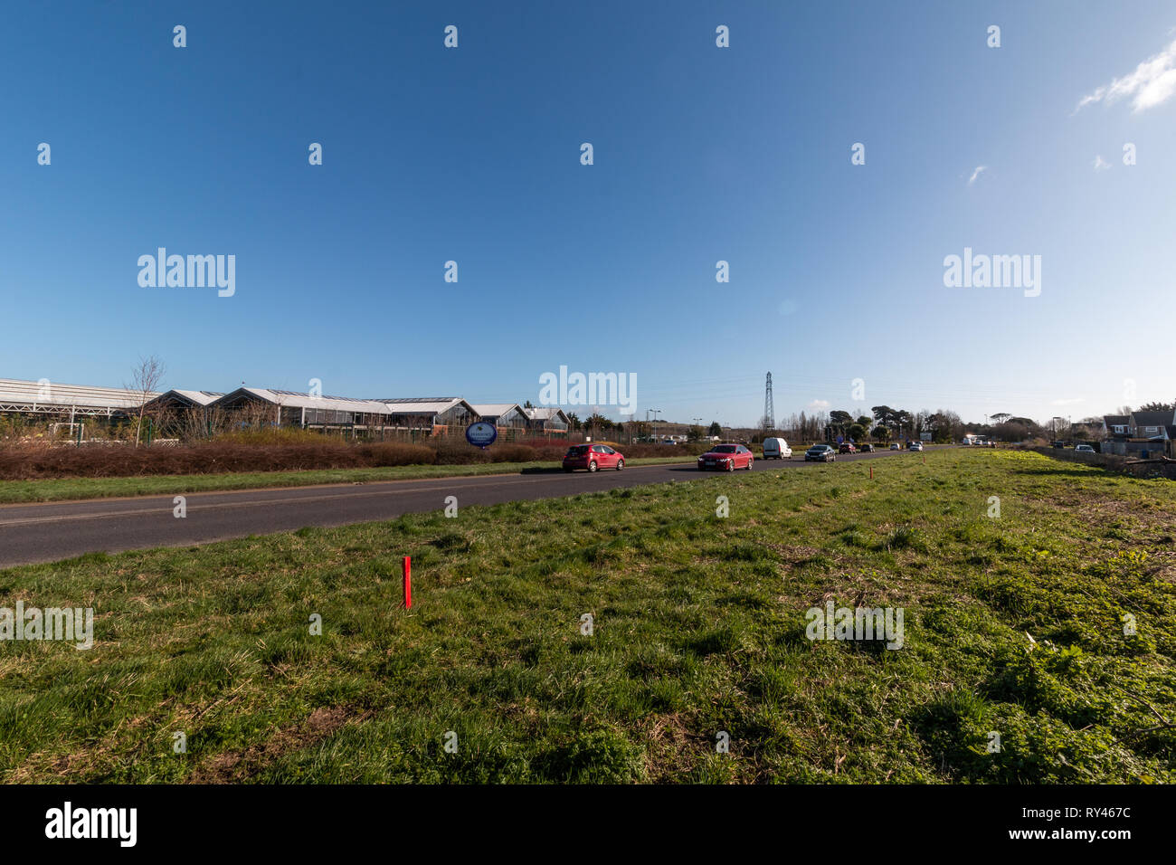 A259 à East Preston, West Sussex, après que les arbres ont été enlevés pour la préparation de deux voies de développement. Banque D'Images