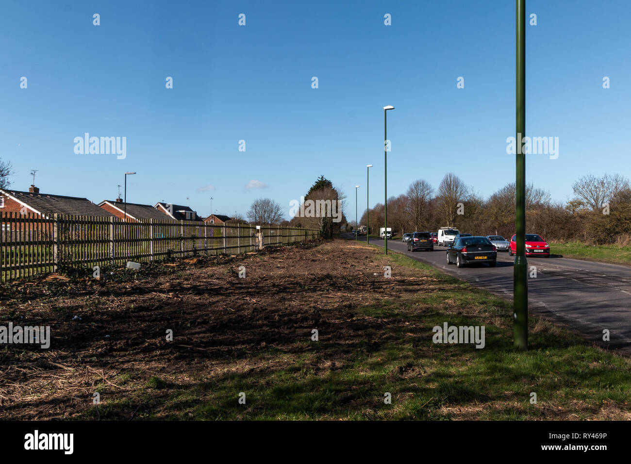 A259 à East Preston, West Sussex, après que les arbres ont été enlevés pour la préparation de deux voies de développement. Banque D'Images