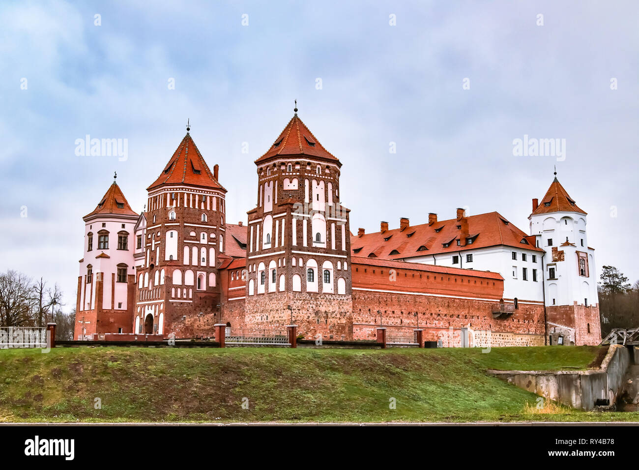 Le palais de pierre Radziwitt Nesvizh devint un lieu crucial château construit dans les années 1500 Banque D'Images