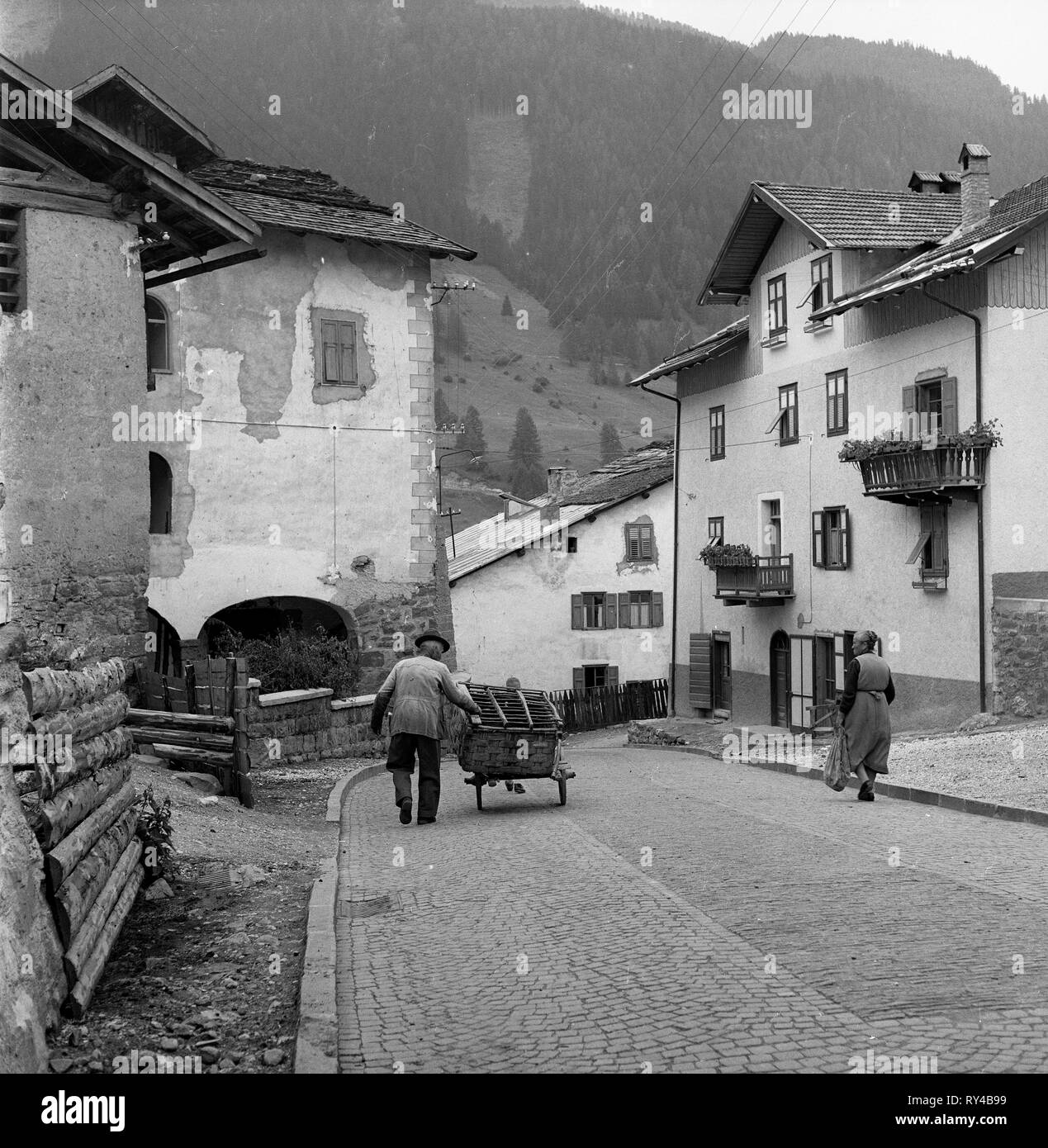 Agriculteur de Alpine Village près de Monte Pana, le Tyrol du Sud, Italie 1930 Banque D'Images