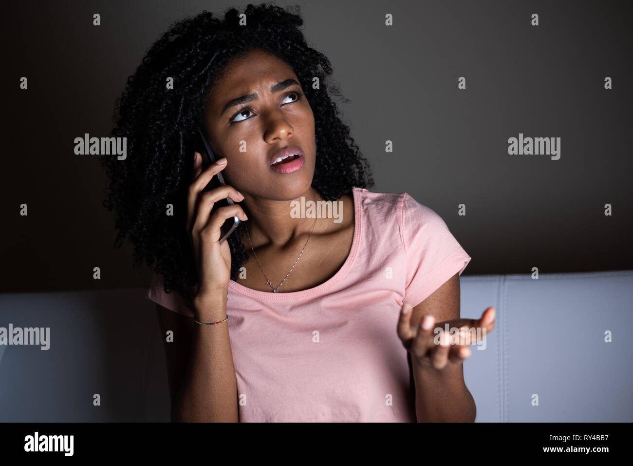 Femme en colère faire un appel dans la nuit Banque D'Images
