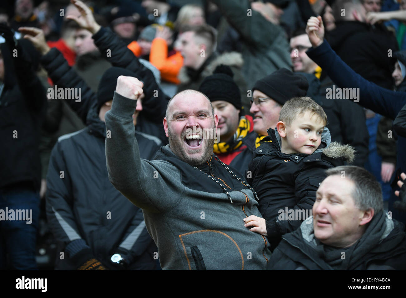 Les supporters de football père et fils célébrer au match de football Banque D'Images