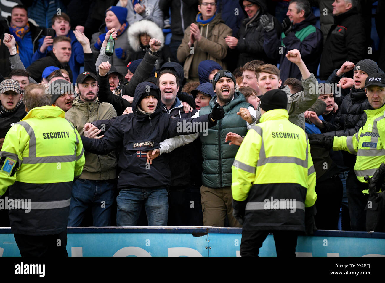 Shrewsbury Town FC football supporters des railleries des fans de l'opposition Banque D'Images