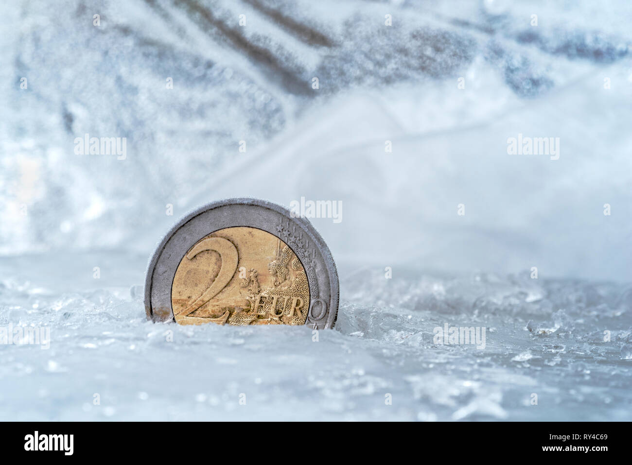 Deux pièce en euros part en suspension dans la glace. Banque D'Images