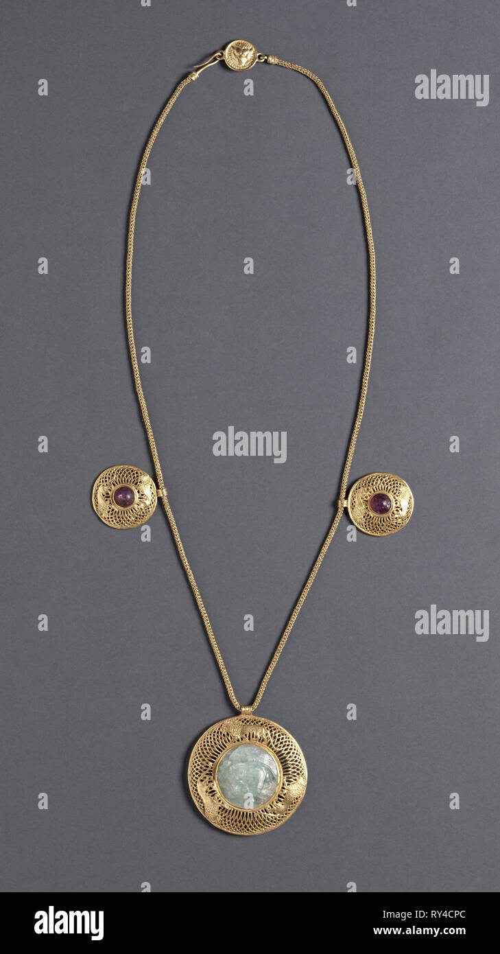 Collier composé de trois pendentifs, 1-199. La Grèce, l'Empire Romain, du 1er au 2ème siècle AD. Or, de l'améthyste, et Beryl ; Total : 53 cm (20 7/8 in.) ; diamètre du pendentif : 7,3 cm centrale (2 7/8 in.), diamètre de 4,2 cm de côté : pendentifs (1 5/8 po Banque D'Images