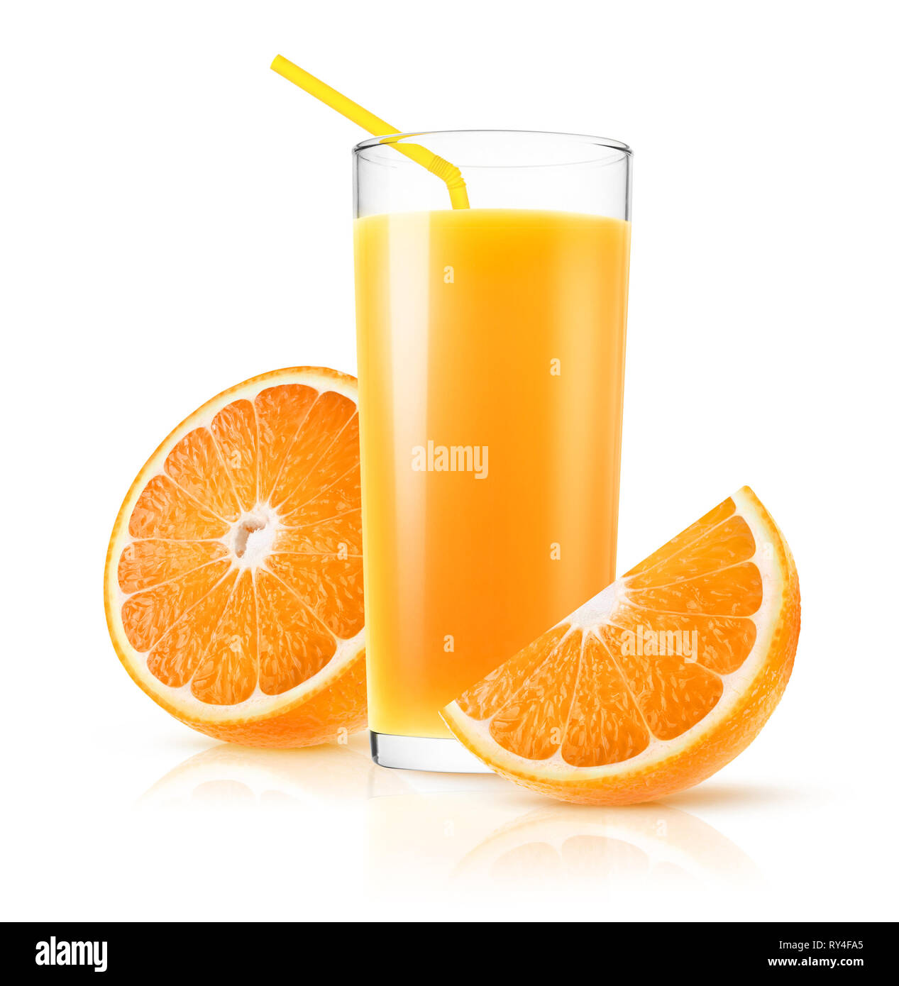 Jus d'isolés. Verre de jus d'orange frais et des morceaux de fruits coupés isolé sur fond blanc avec clipping path Banque D'Images
