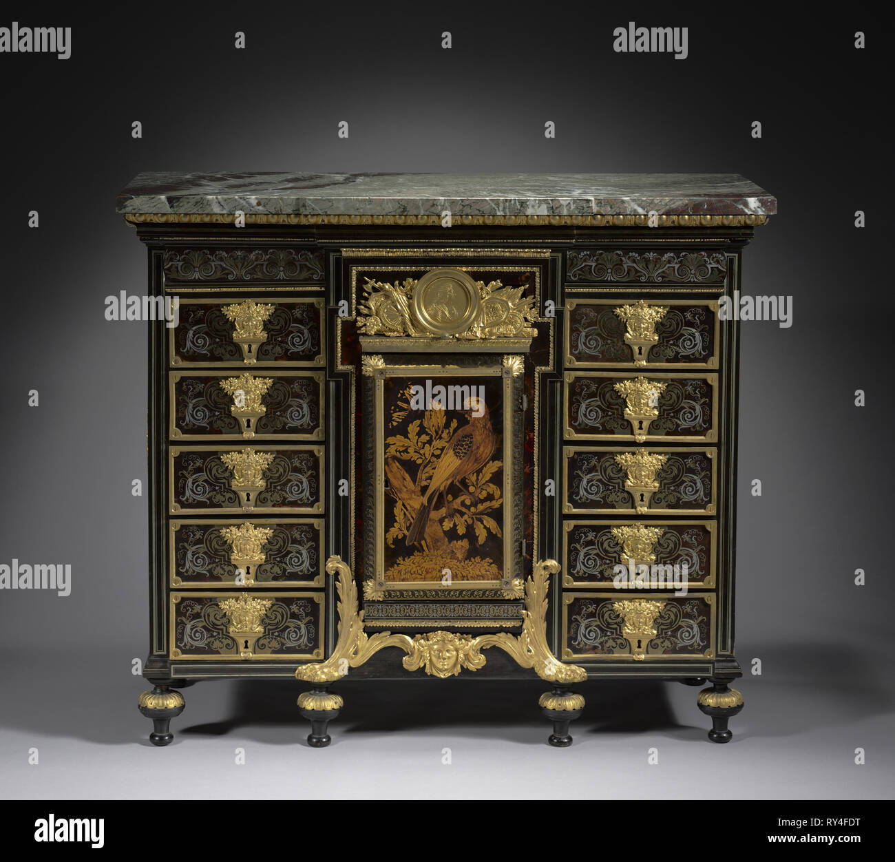 Cabinet, c. 1690. André-Charles Boulle (Français, 1642-1732). En marqueterie d'ébène, écaille de tortue et de métal ; total : 101,3 x 117,6 x 50 cm (39 7/8 x 46 5/16 x 19 11/16 in Banque D'Images