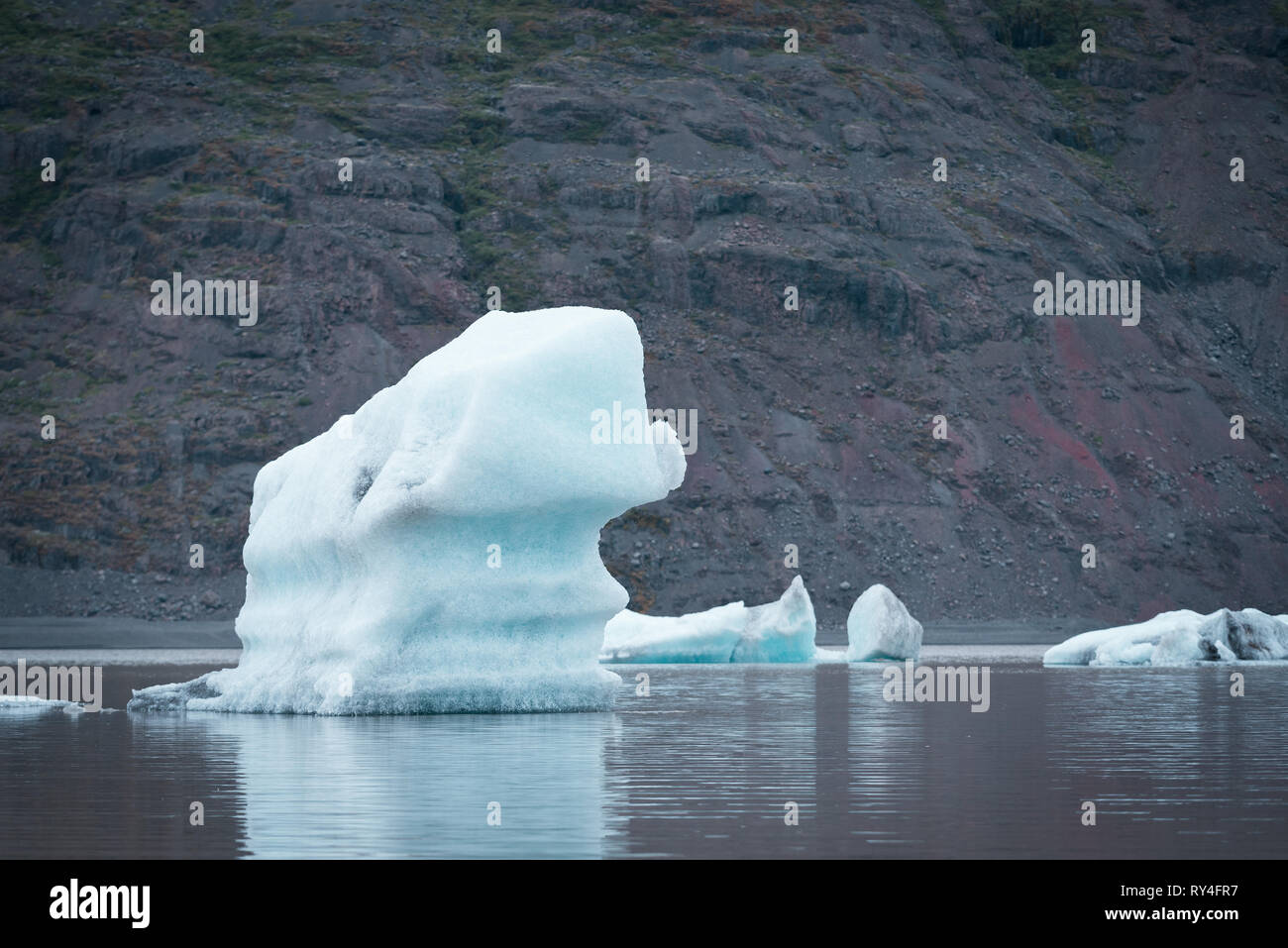 Paysage du soir avec des blocs de glace dans le lac glaciaire Fjallsarlon. Parc national du Vatnajökull, l'Islande, l'Europe. Attraction touristique étonnante Banque D'Images