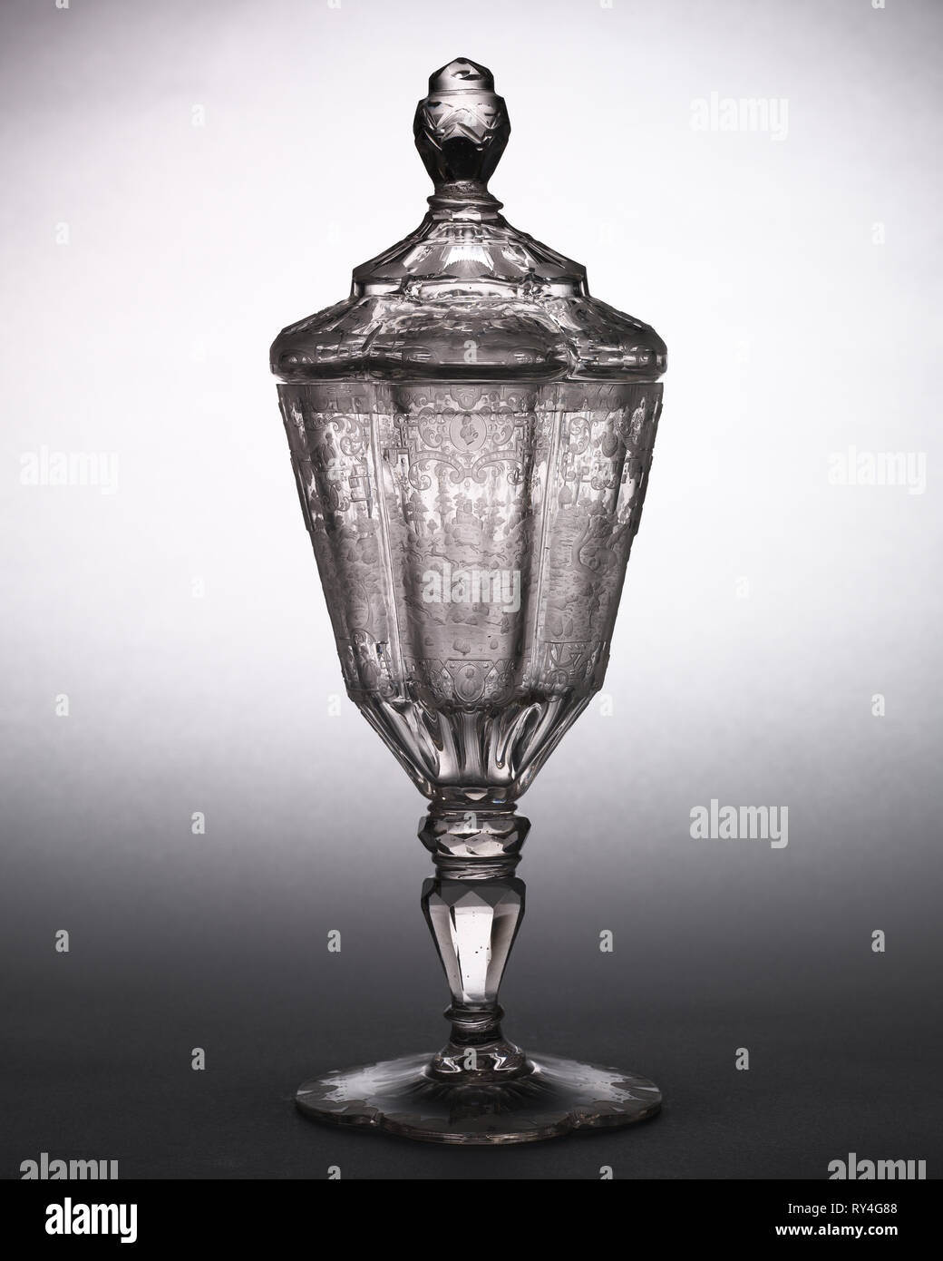 Tasse en verre couvert, ch. 1725. L'Allemagne, la Silésie, 18e siècle. Verre  ; total : 27,3 x 7 cm (10 3/4 x 2 3/4 in.) ; base : 9,3 x 9,8 cm (3 11/16 x  3 7/8 po Photo Stock - Alamy