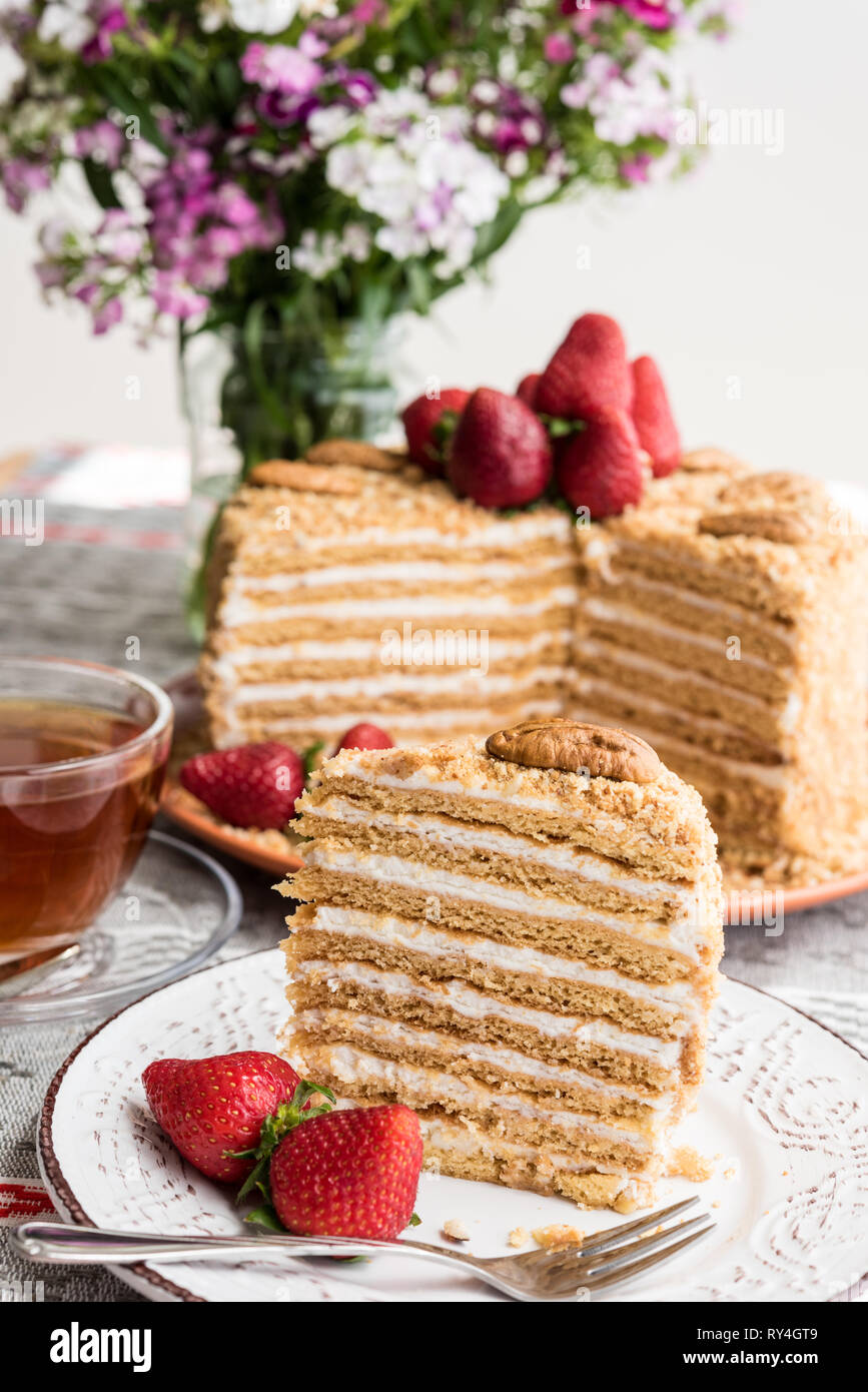 Gateau De Miel Russe Medovik Recette Traditionnelle Russe Partie Gateau Coupe Sur Table Avec Plateau De Fraises Et De Fleurs Brunch Photo Stock Alamy Gateau De Miel Russe Medovik Recette Traditionnelle Russe Partie Gateau Coupe Sur Table Avec Plateau De Fraises Et De Fleurs Brunch Photo Stock Alamy