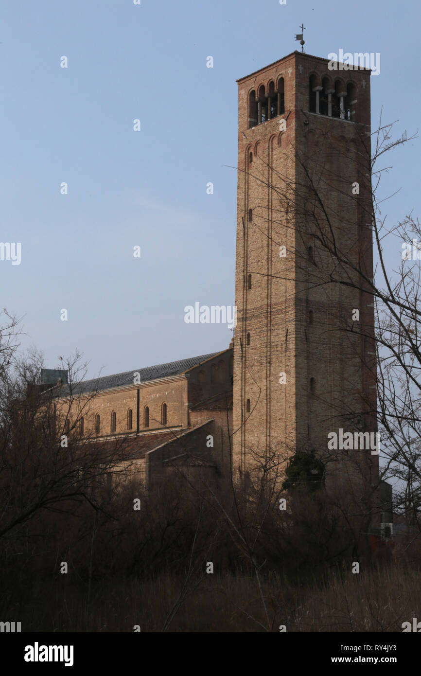 Le campanile ou clocher de l'église de Santa Maria Assunta, une basilique église sur l'île de Torcello, Venise, Italie du nord Banque D'Images