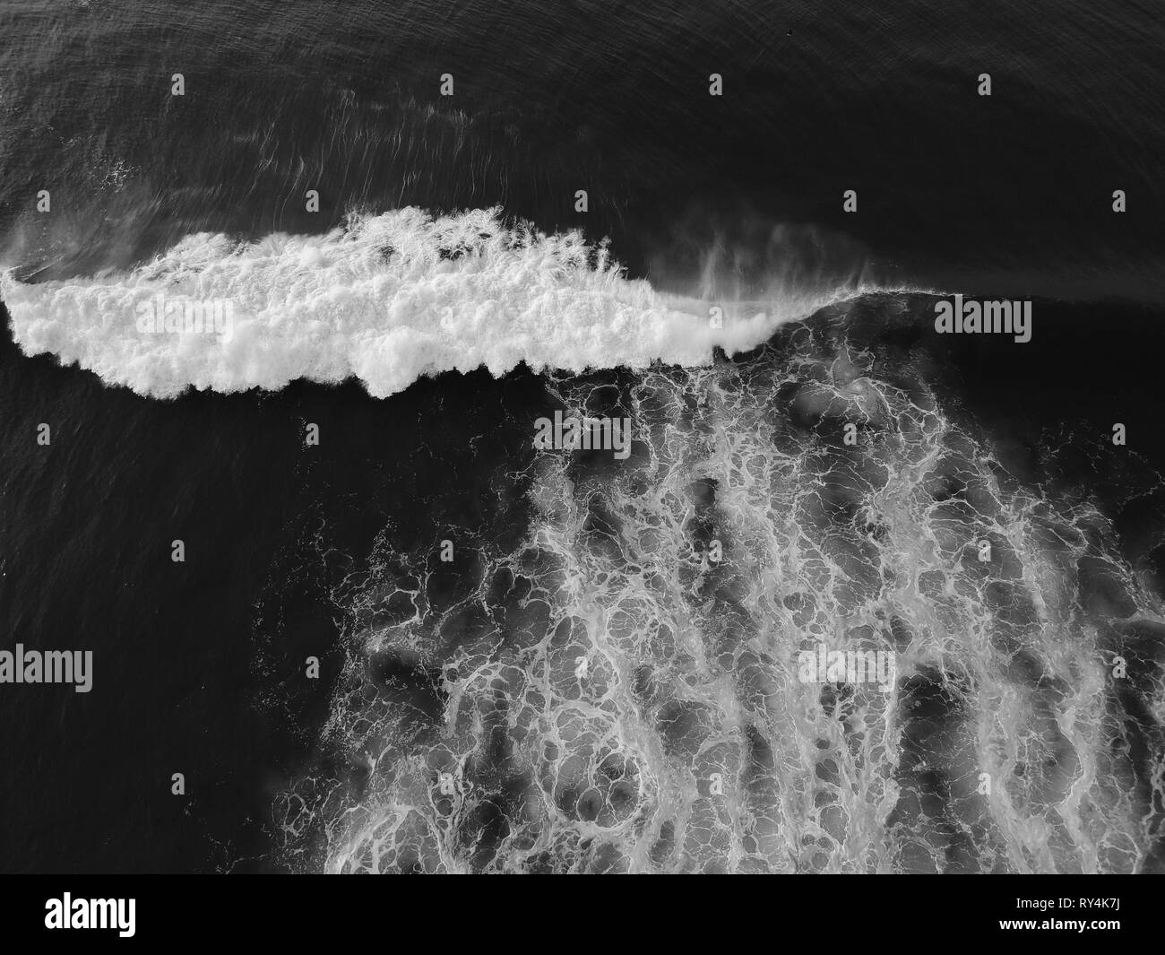 Vue du dessus de l'antenne avec de la mousse des vagues d'océan. Drone Photo Banque D'Images