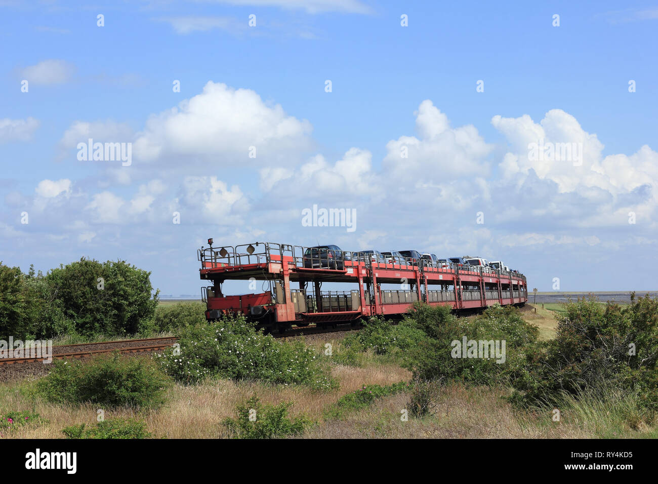 La navette voiture train quitte l'île de Sylt de la mer du Nord Banque D'Images