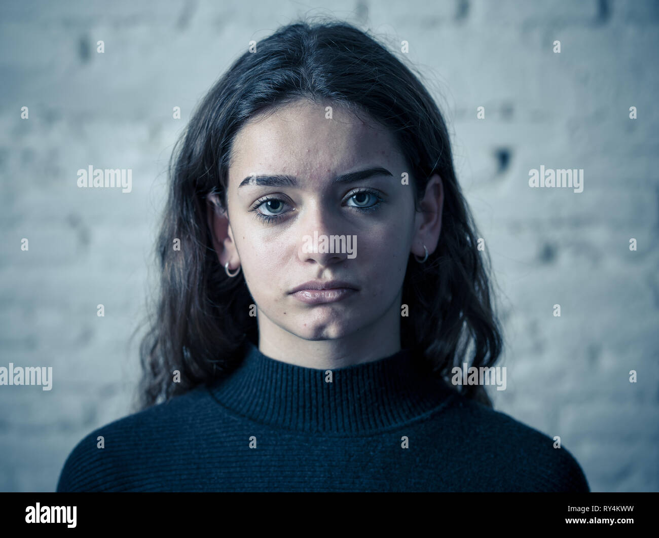 Closeup portrait dramatique de jeunes peur, déprimé girl crying seul, désespoir qui souffrent de harcèlement ou de violence domestique. Enfant d'arrêt ab Banque D'Images