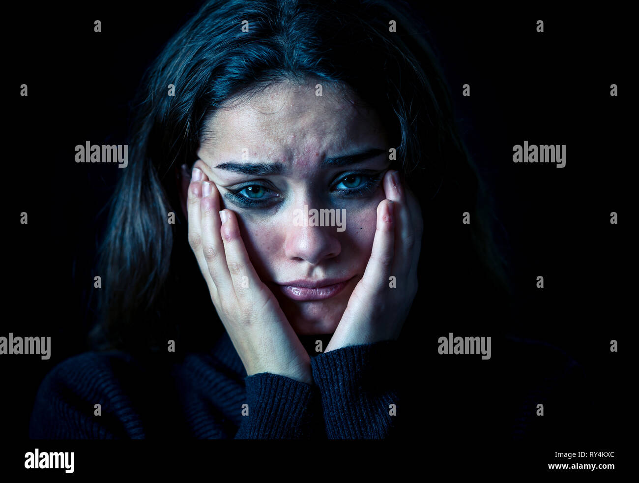 Closeup portrait dramatique de jeunes peur, déprimé girl crying seul, désespoir qui souffrent de harcèlement ou de violence domestique. Enfant d'arrêt ab Banque D'Images