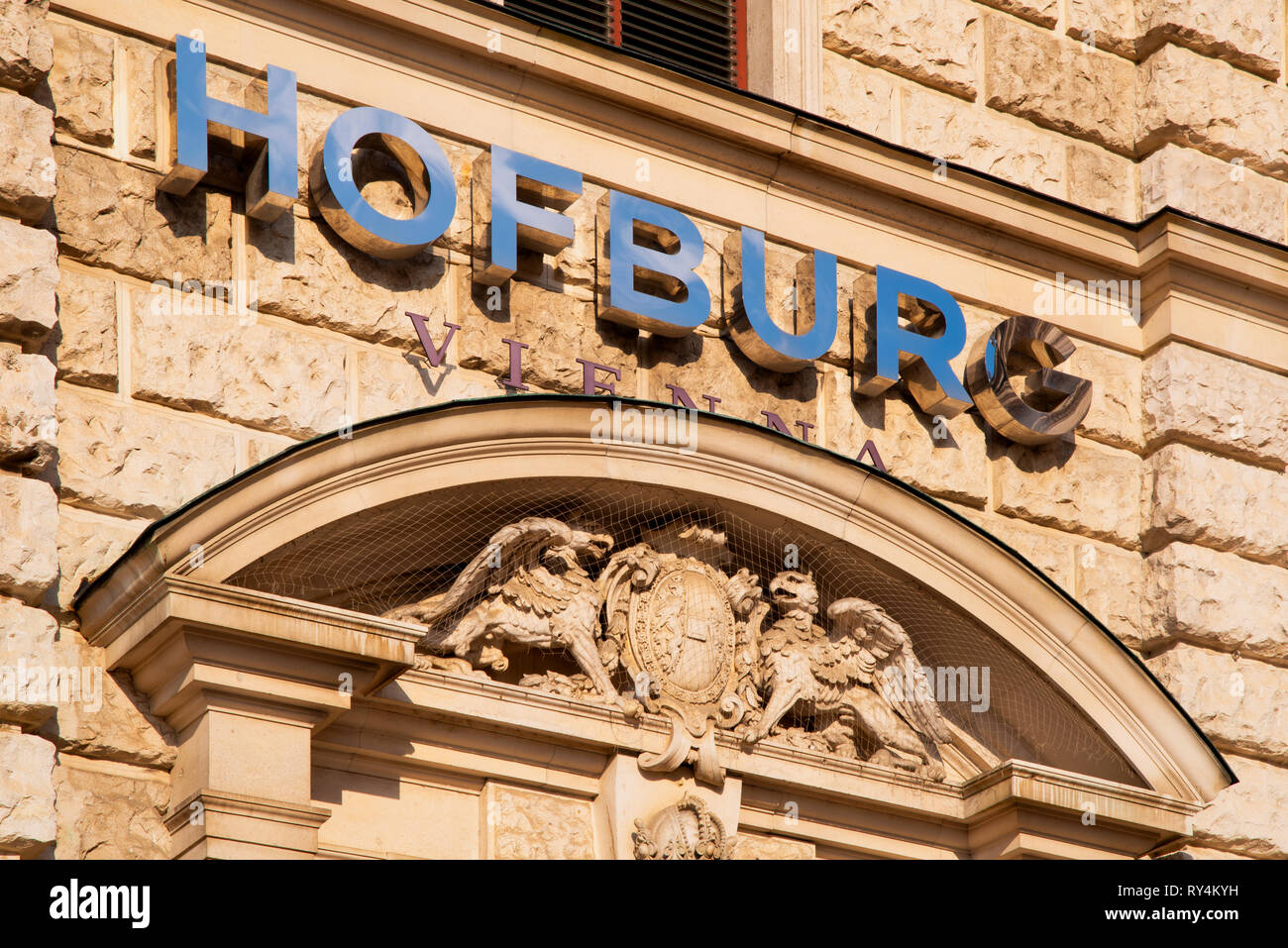 L'Autriche, Vienne Hofburg, le lettrage sur la façade de la Hofburg Banque D'Images