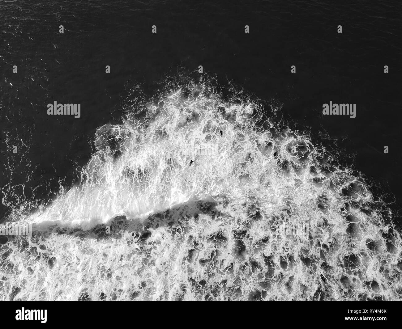Vue aérienne de surfer sur une vague. Drone photo. Spot de Surf Banque D'Images