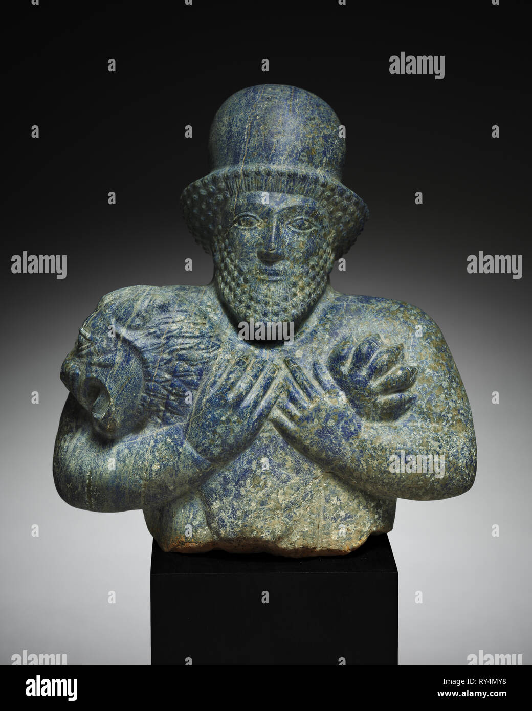Lion médian Strangler, 500-450 BC. L'Iran, l'Achamenid période, première moitié du 5e siècle avant JC. Le lapis-lazuli ; total : 18,7 cm (7 3/8 in. Banque D'Images