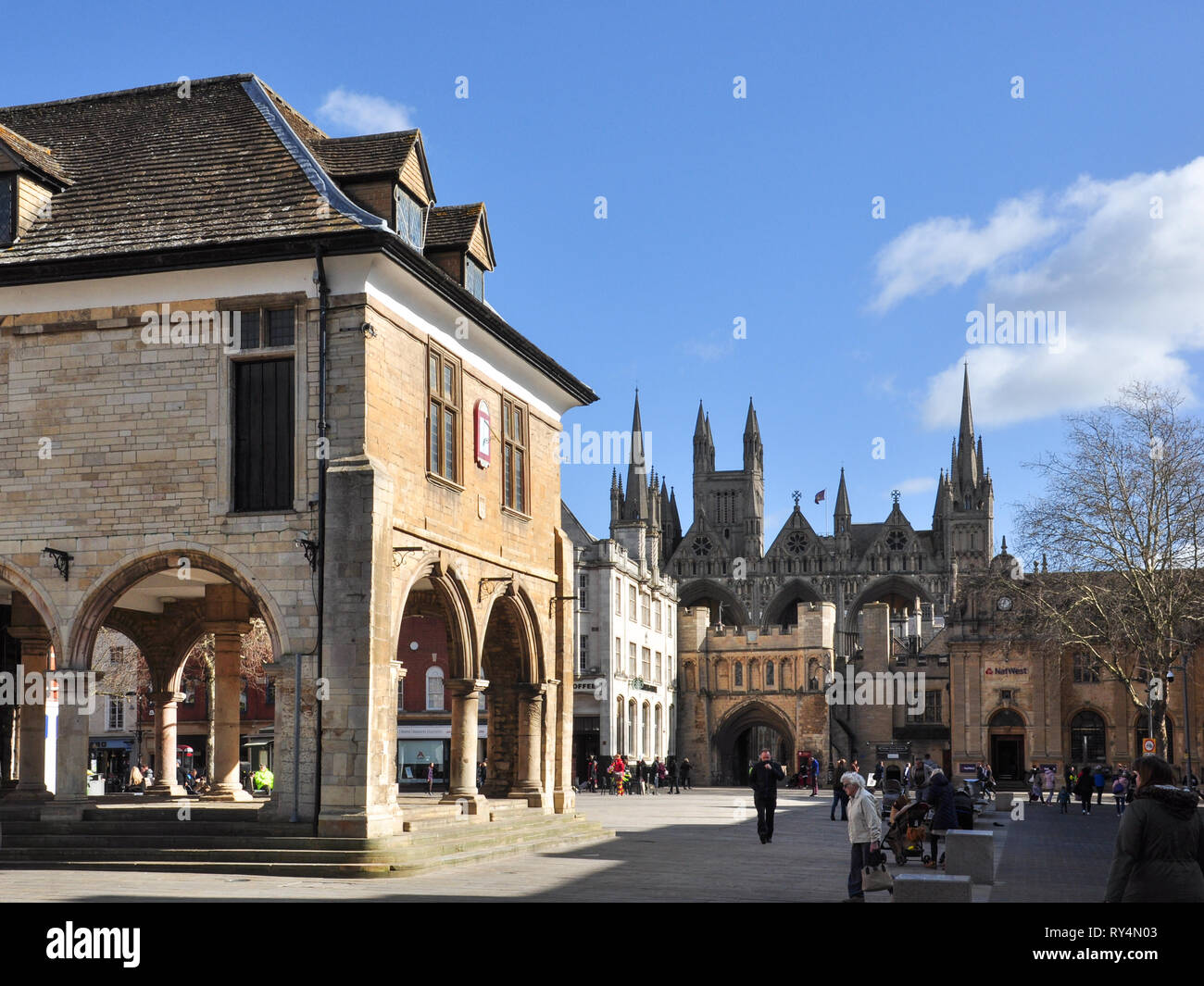 Guildhall dans la place de la Cathédrale avec Norman menant à la Cathédrale, au-delà de Peterborough, Cambridgeshire, Angleterre, RU Banque D'Images