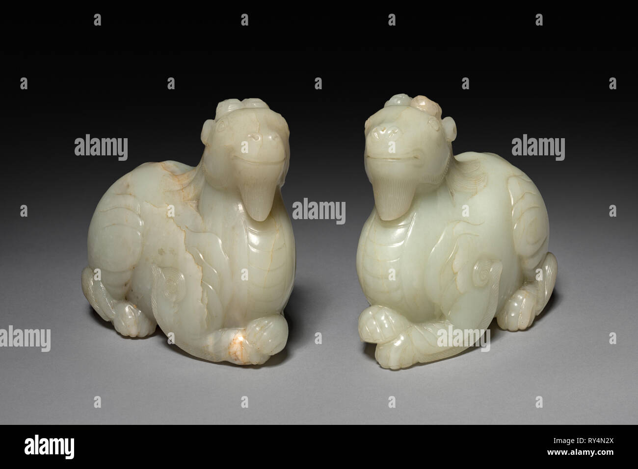 Paire d'animaux fantastiques, 1700s-1800s. La Chine, de la dynastie Qing (1644-1911). Jade ; total : 12,2 cm (4 13/16 in Banque D'Images