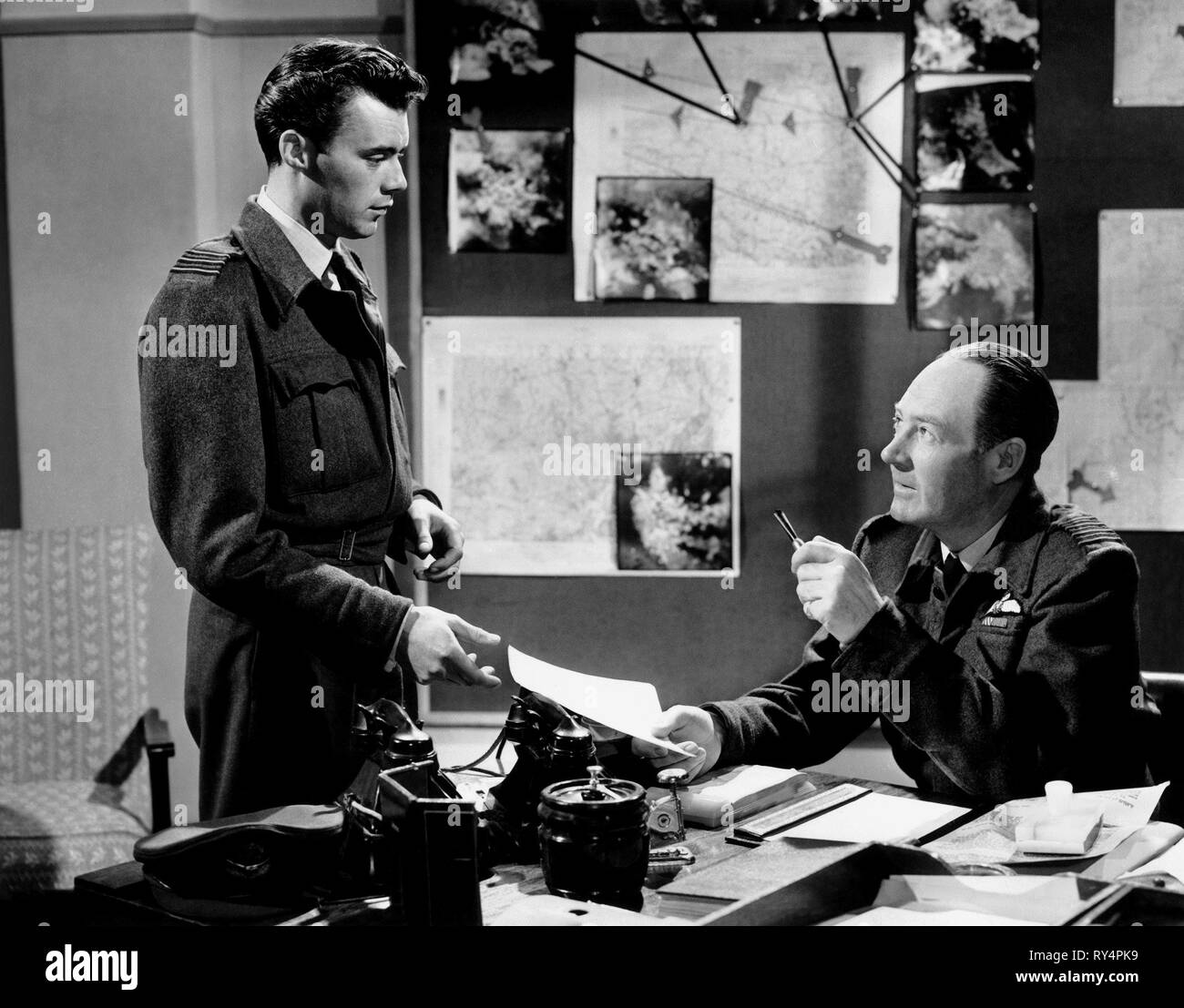 BOGARDE,HUNTER, RENDEZ-VOUS À LONDRES, 1953 Banque D'Images