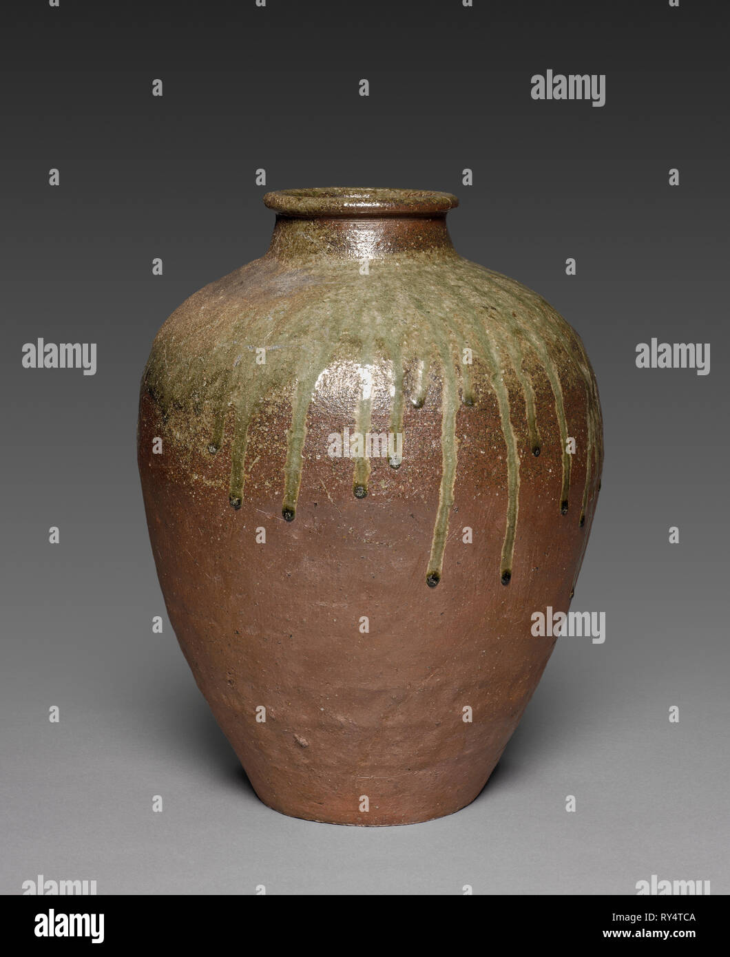 Pot d'eau : Ko Tamba ware, mi 1500s. Le Japon, Préfectures de Hyogo et Kyoto, (anciennement Tamba Province), la période Muromachi (1392-1573). Grès naturel avec le frêne vert glaze ; total : 44,3 x 34,9 cm (17 x 13 3/4 à 7/16 Banque D'Images