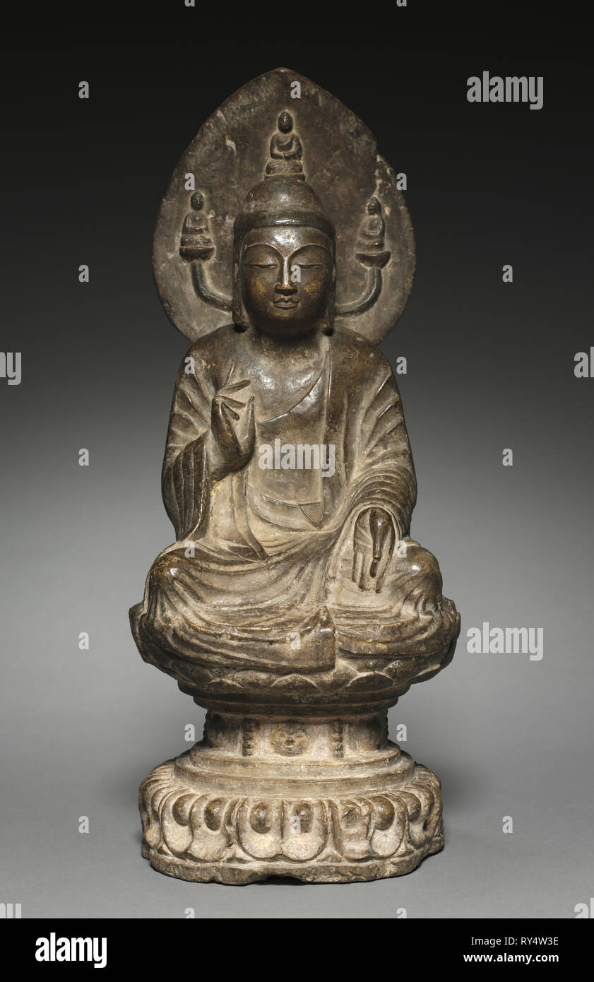 Le Bouddha Shakyamuni, 581 - 618. Chine, Dynastie Sui (581 - 618). Calcaire avec traces de polychromie ; total : 51,4 x 20,3 cm (20 1/4 x 8 in Banque D'Images