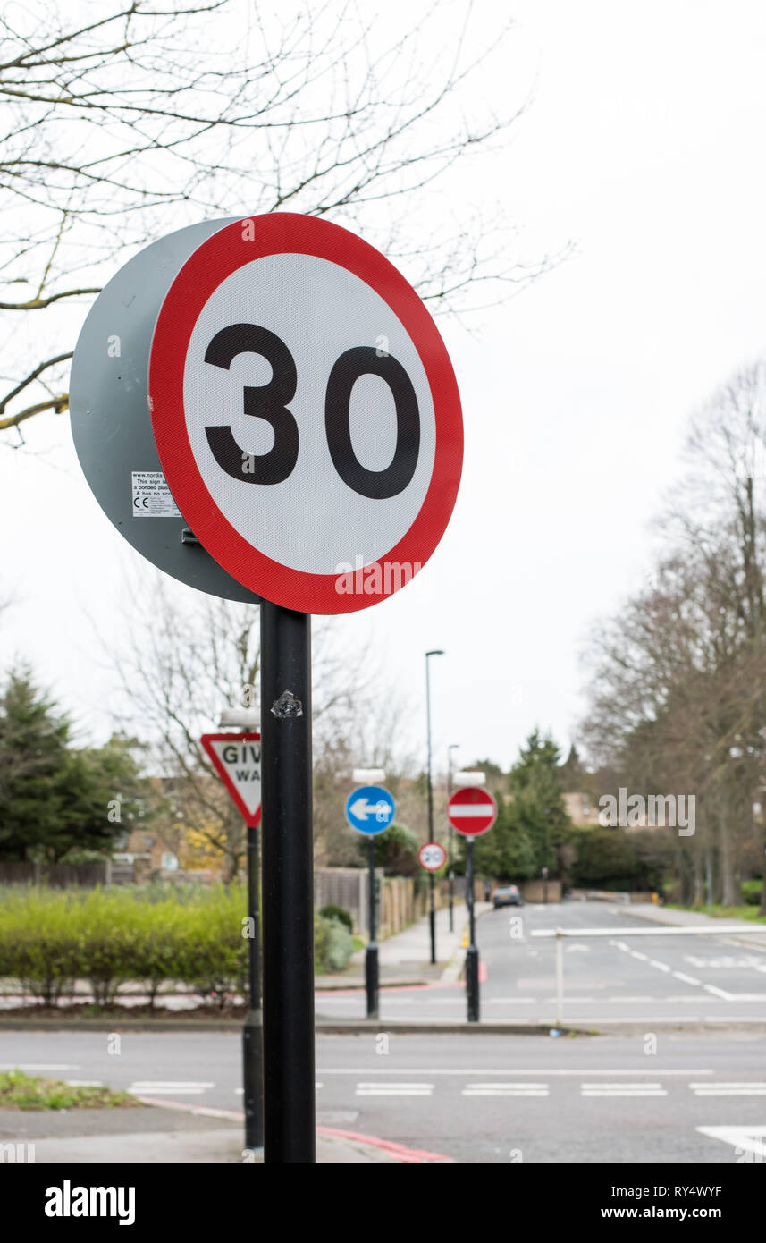 Londres, UK - Mars 2019 Royaume-Uni : la signalisation routière indiquant la limite de vitesse 30 et 20 avec nombre d'autres signes liés à l'aller, pas d'entrée et céder la place Banque D'Images